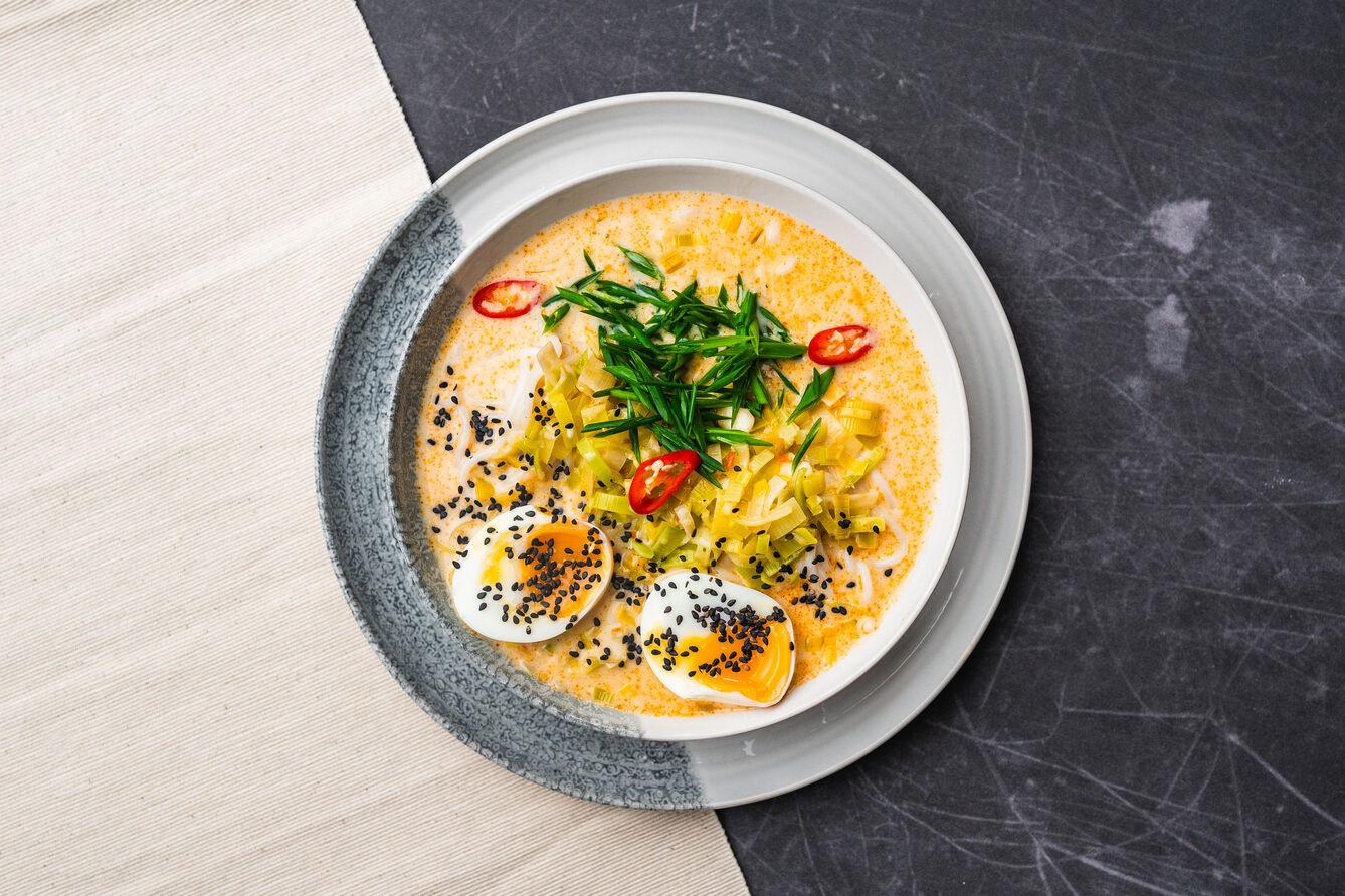 Serowy ramen na bazie serka topionego i miso