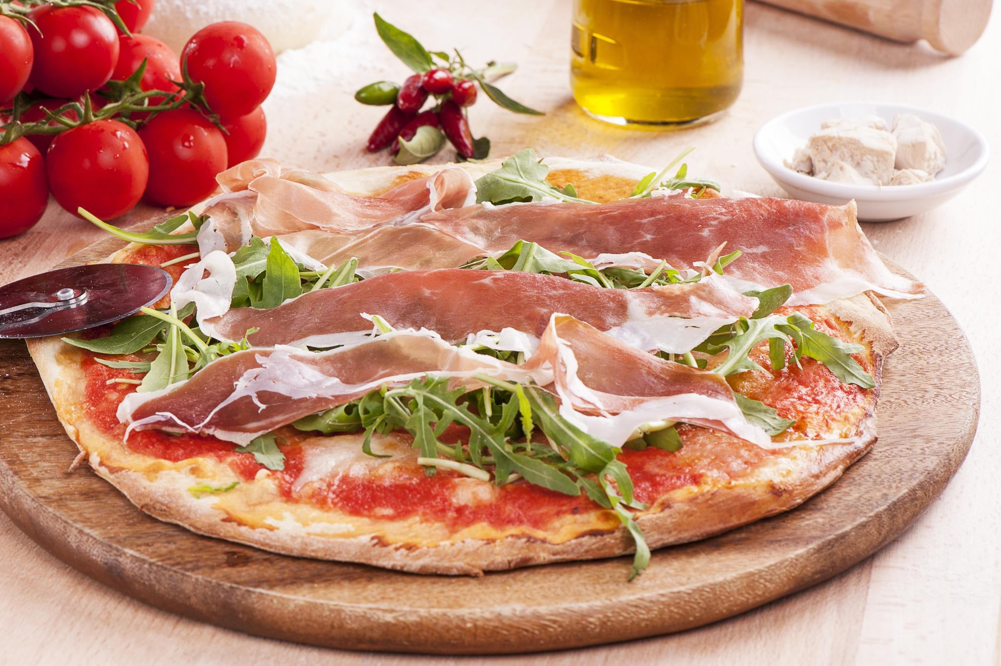 Pizza z rukolą i szynką prosciutto cotto