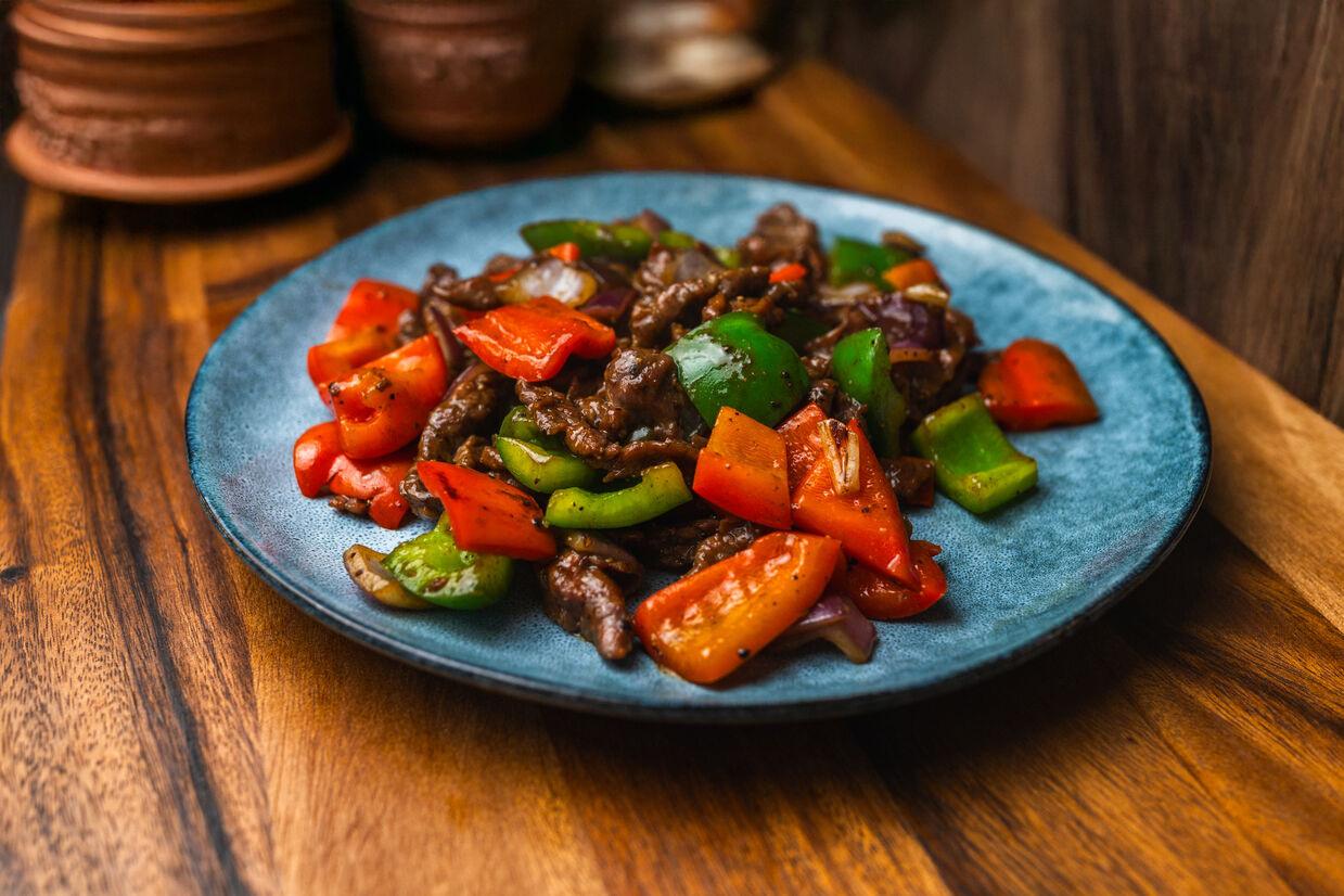 Wołowina stir-fry z paprykami