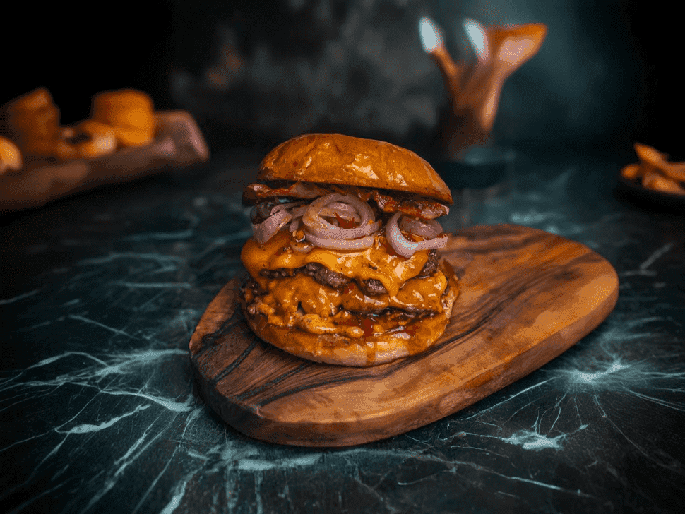 Pikantny smash cheeseburger z syropem klonowym