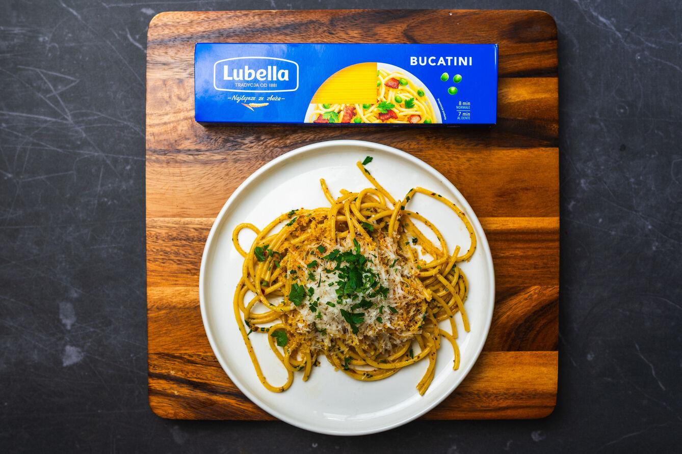 Bucatini z anchois i smażoną bułką tartą