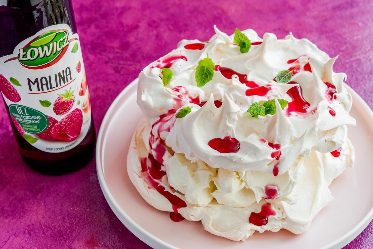 Torcik bezowy z mascarpone i syropem malinowym