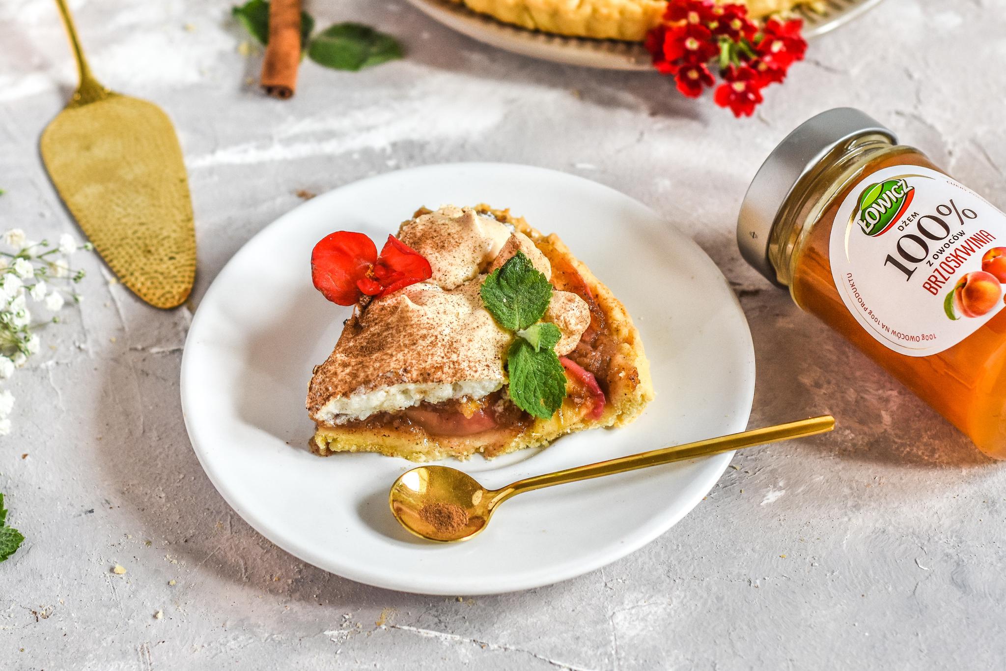 Tarta z jabłkami i bezą 
