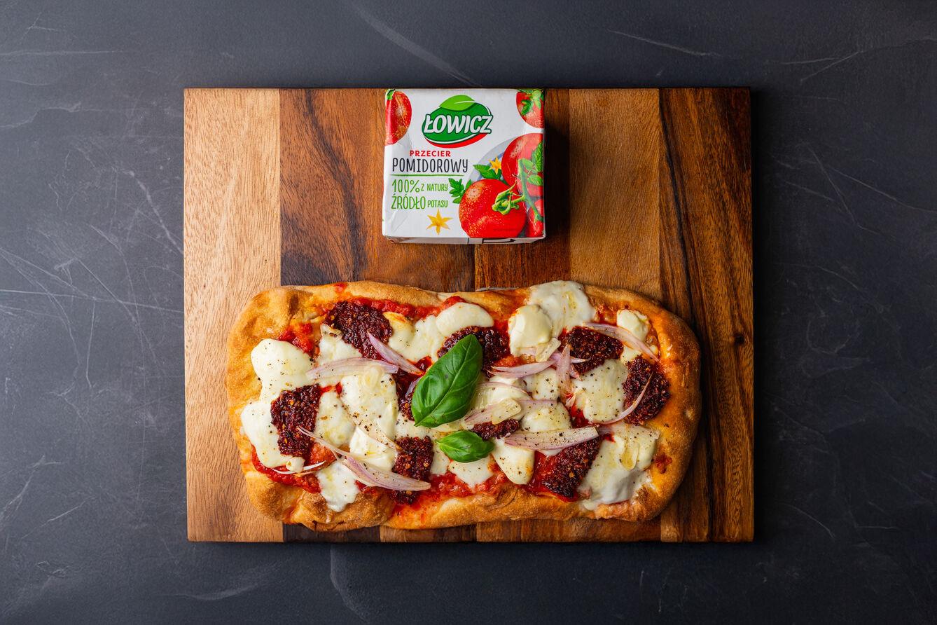 Pinsa z ndują i mascarpone