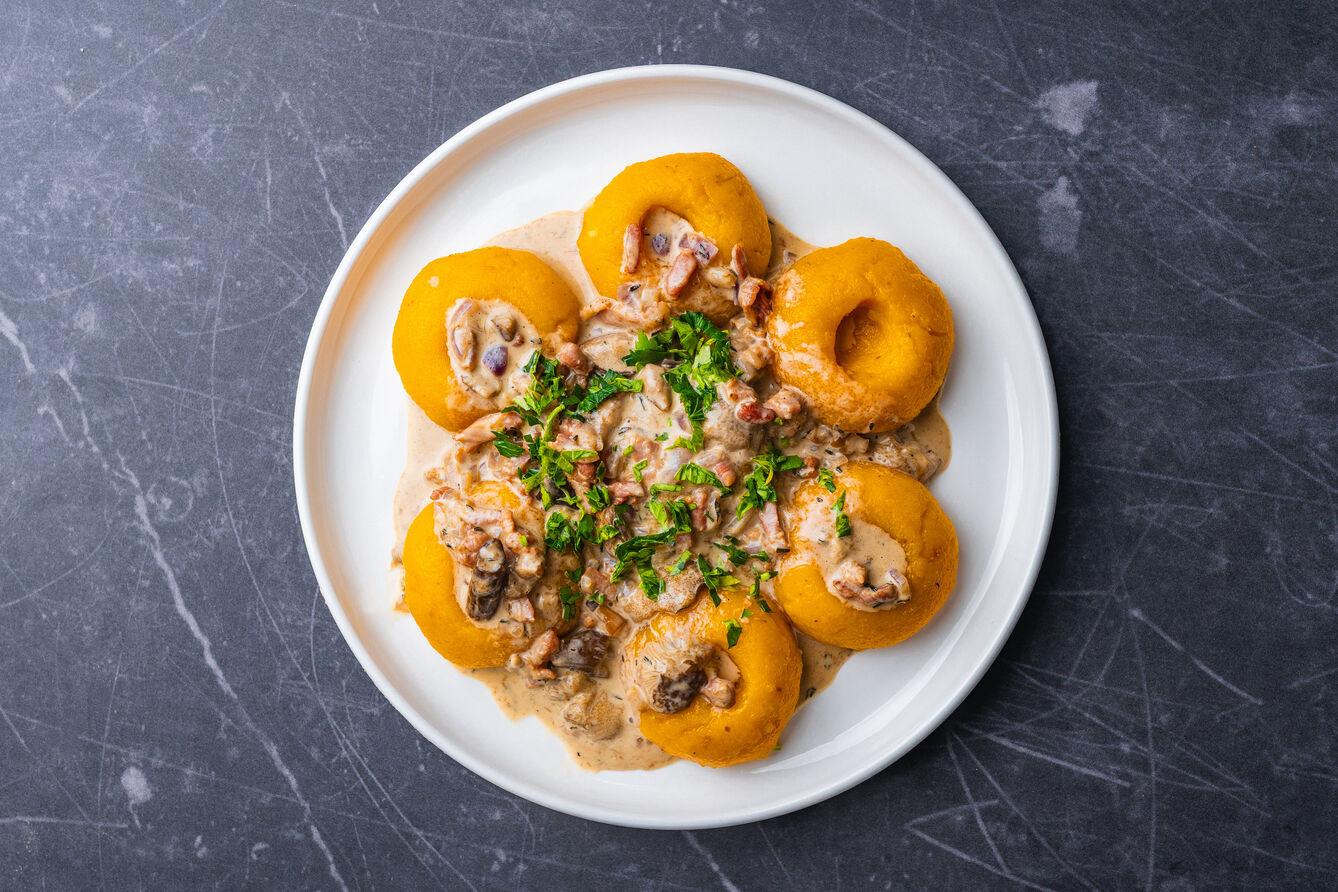 Dyniowe kluski śląskie z sosem grzybowym i boczkiem