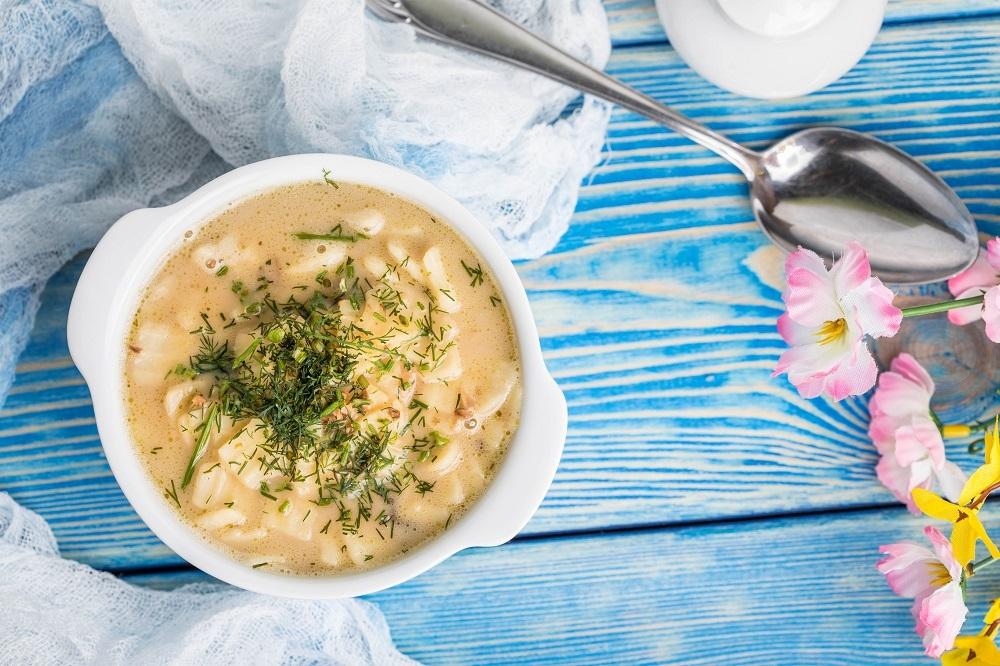 Zupa grzybowa z kładzionymi kluskami