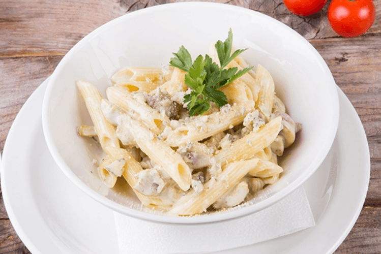 Penne z grzybami, serem pleśniowym i boczkiem