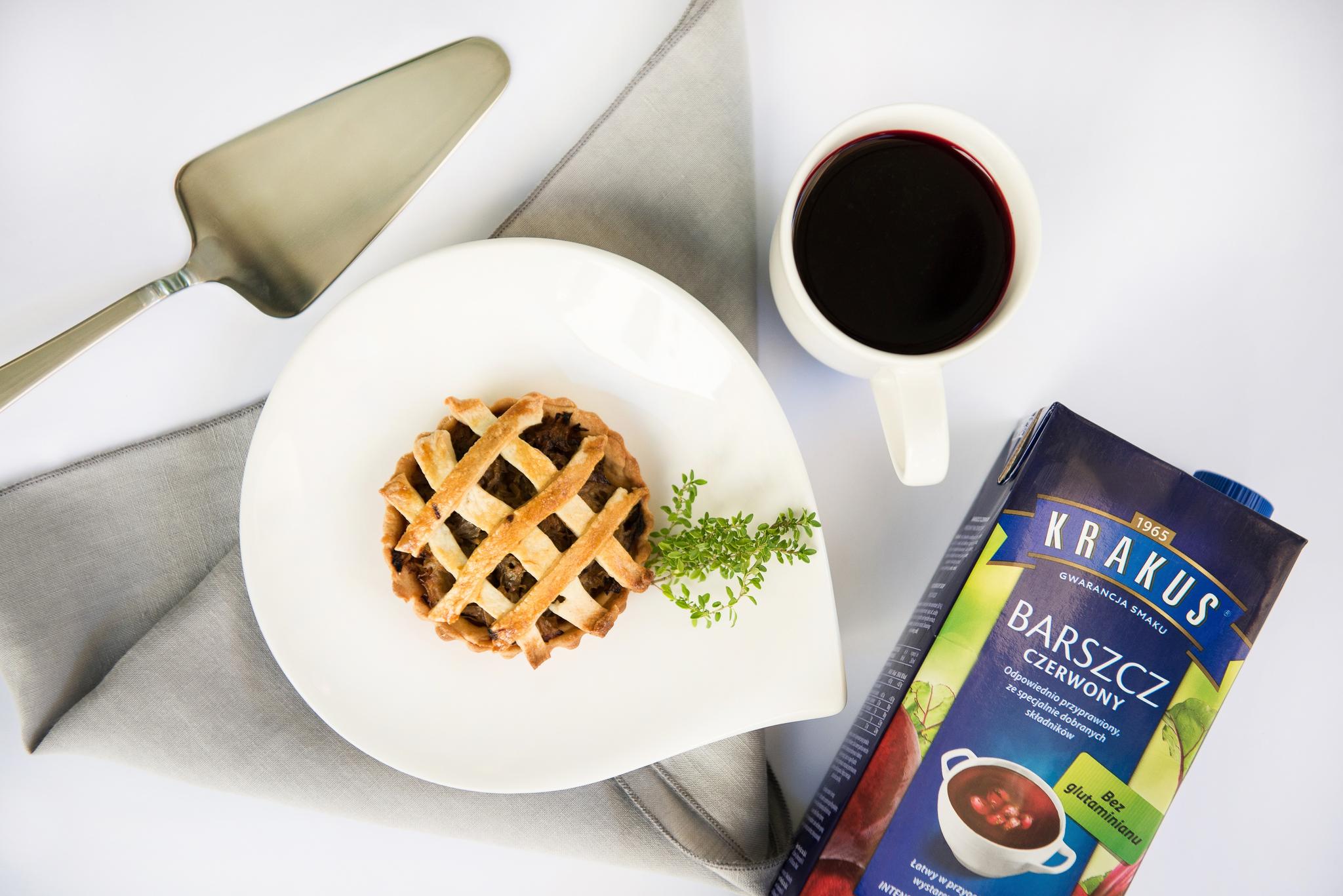 Tartaletki z kiszoną kapustą, grzybami, suszoną śliwką i barszczem