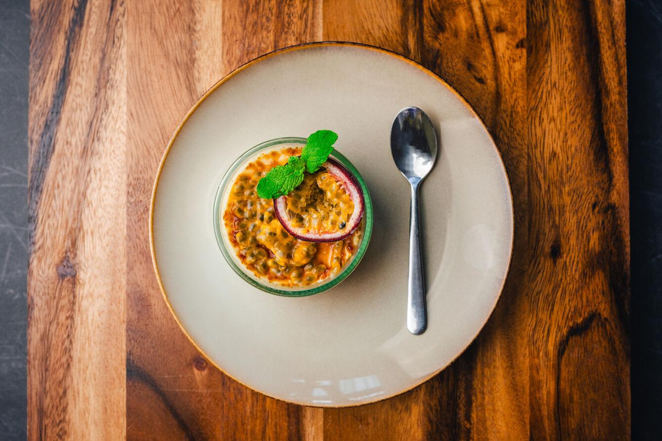 Crème brûlée na mleku kokosowym z marakują