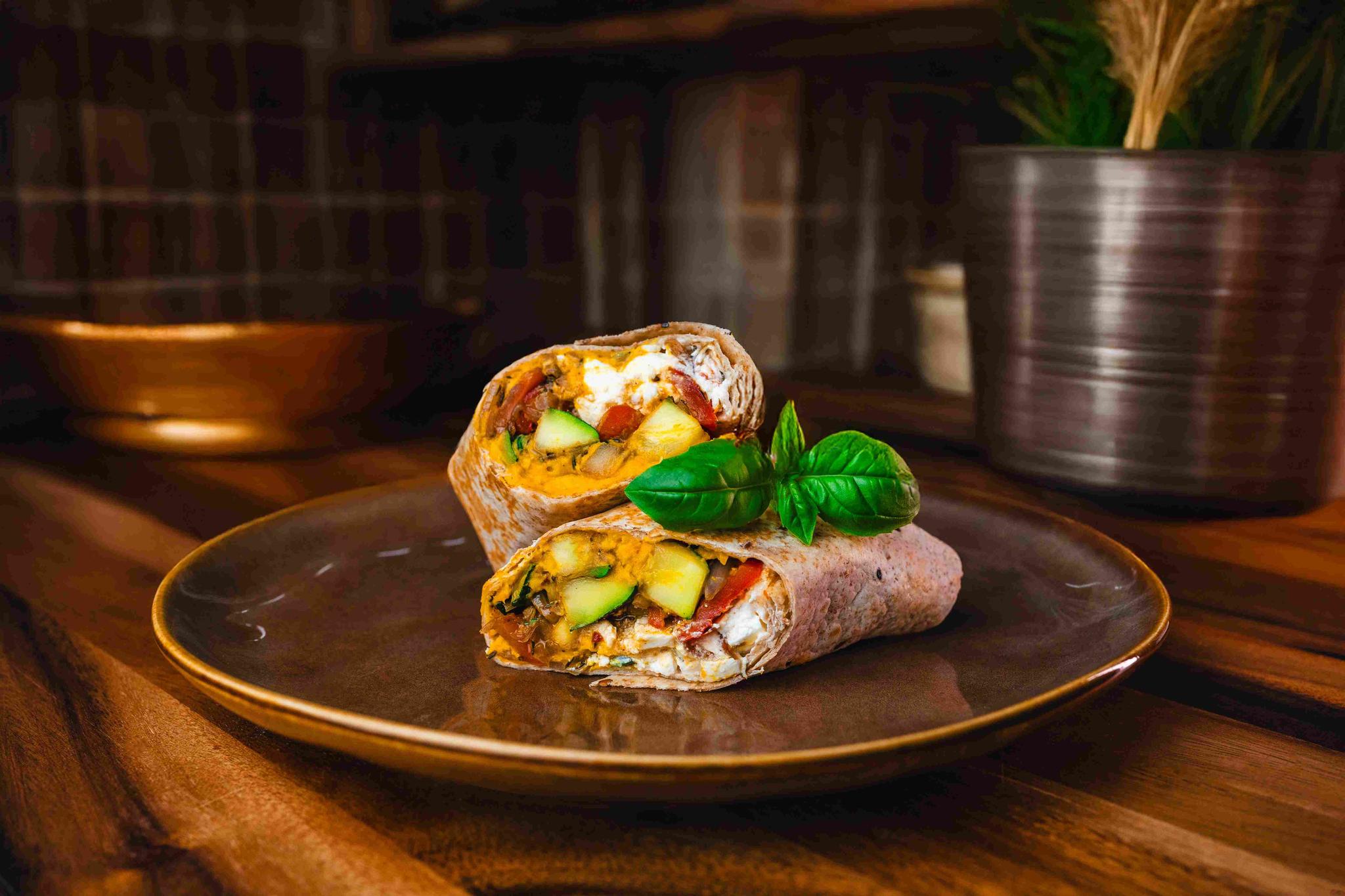 Wrap z hummusem, warzywami i fetą