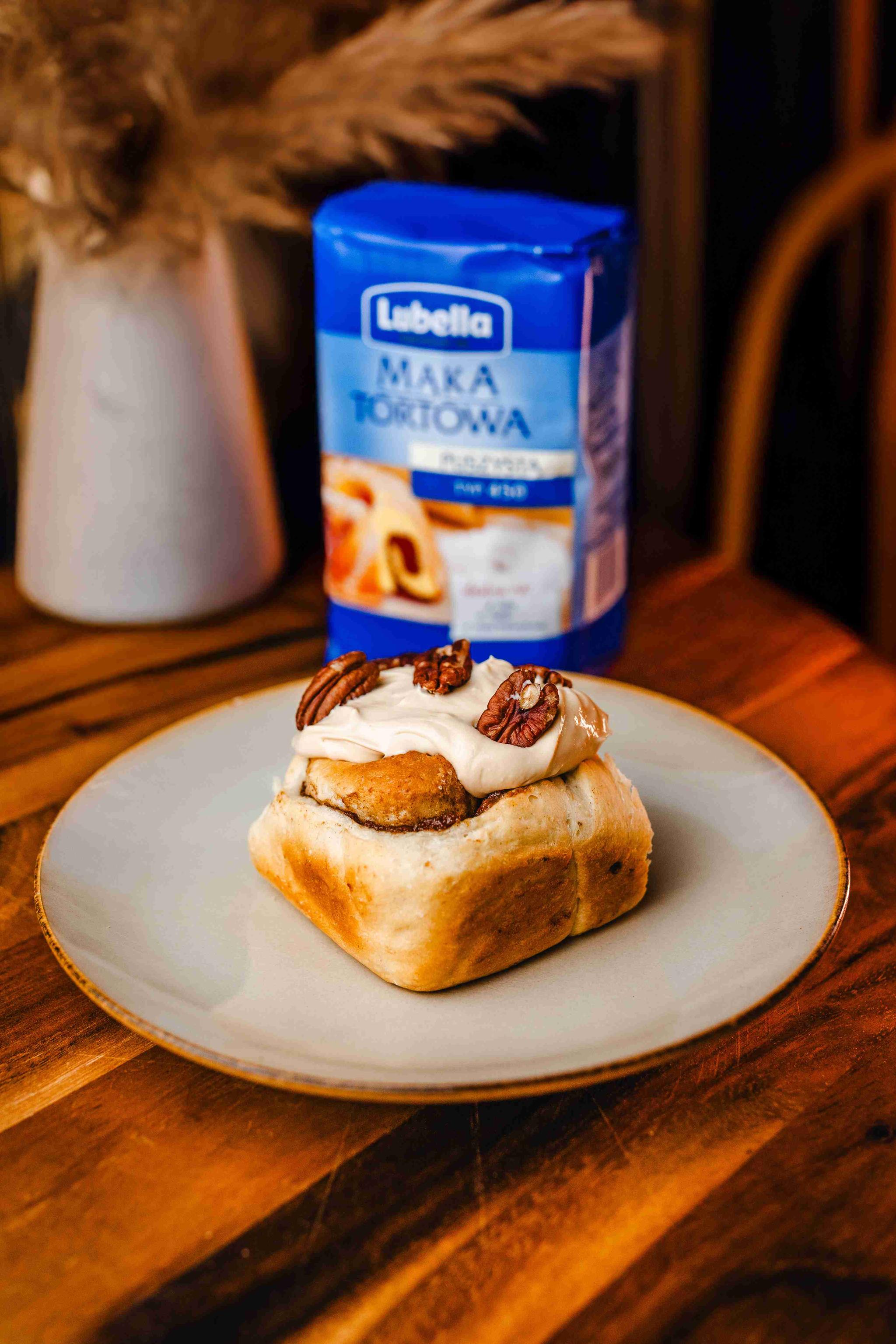 Bananowe cynamonki z kajmakowym kremem