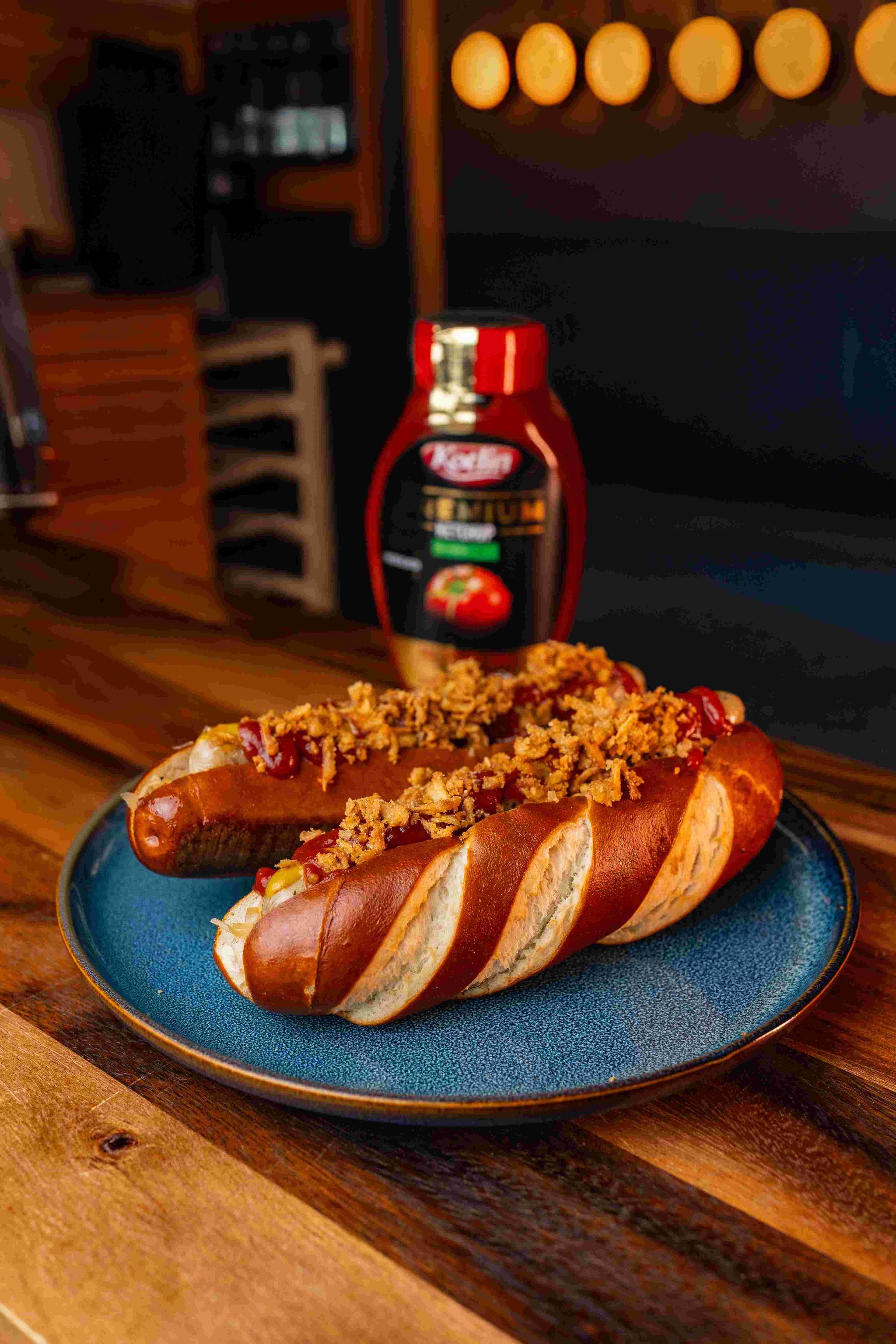 Hot dog z grillowaną białą kiełbaską i smażoną kapustą