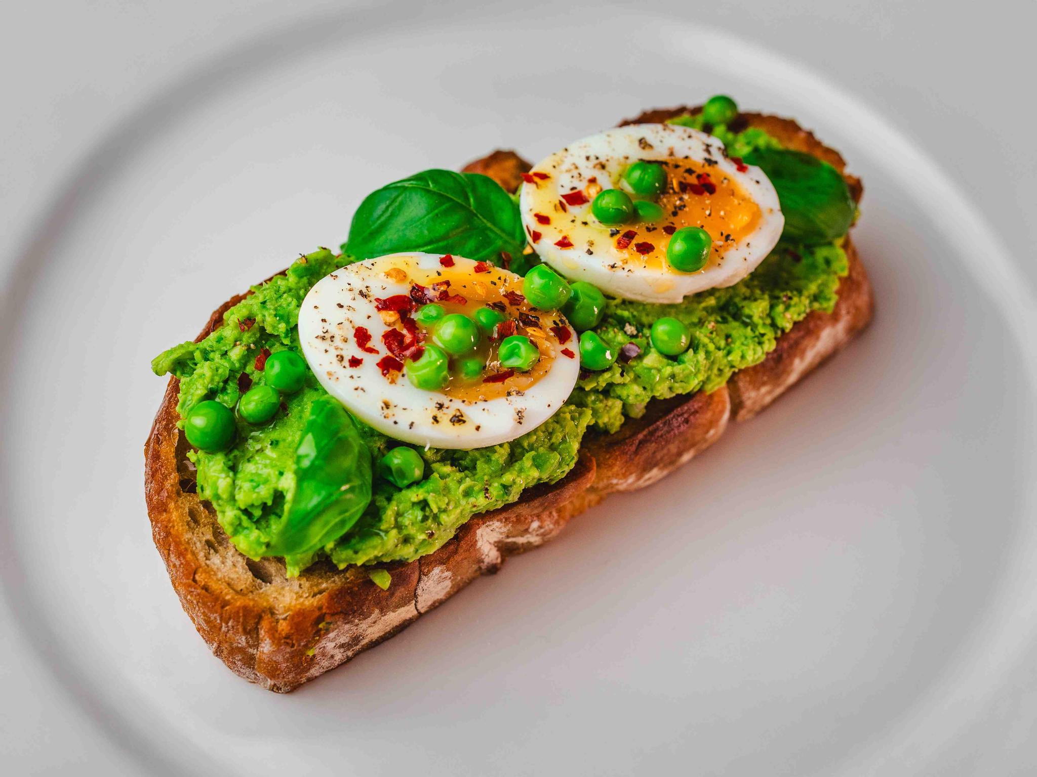 Kanapka z pesto z zielonego groszku, jajkiem i bazylią