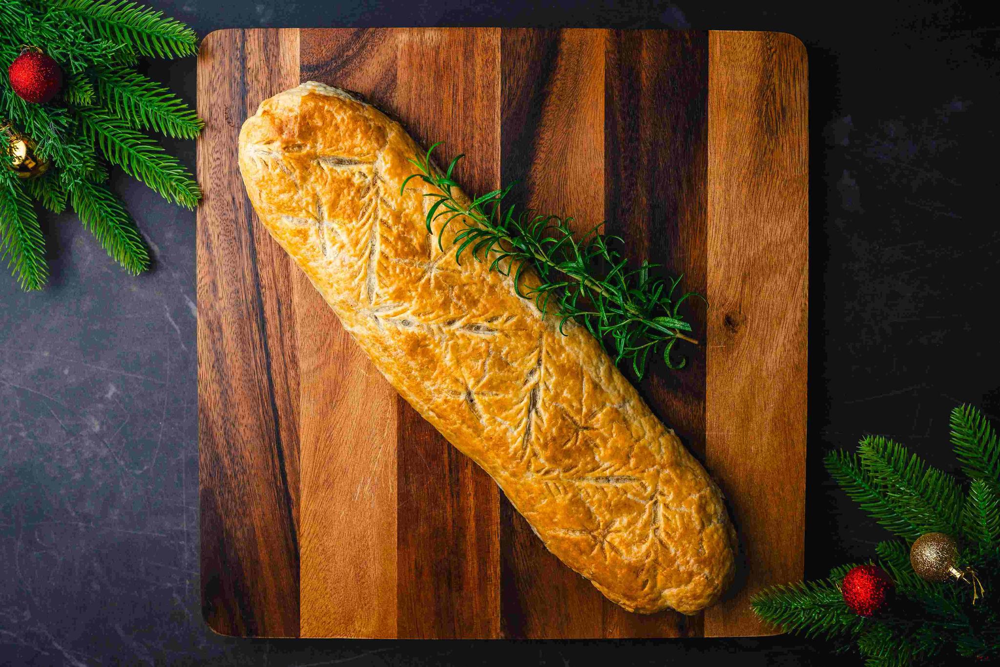 Świąteczna rolada z ciasta francuskiego z grzybami