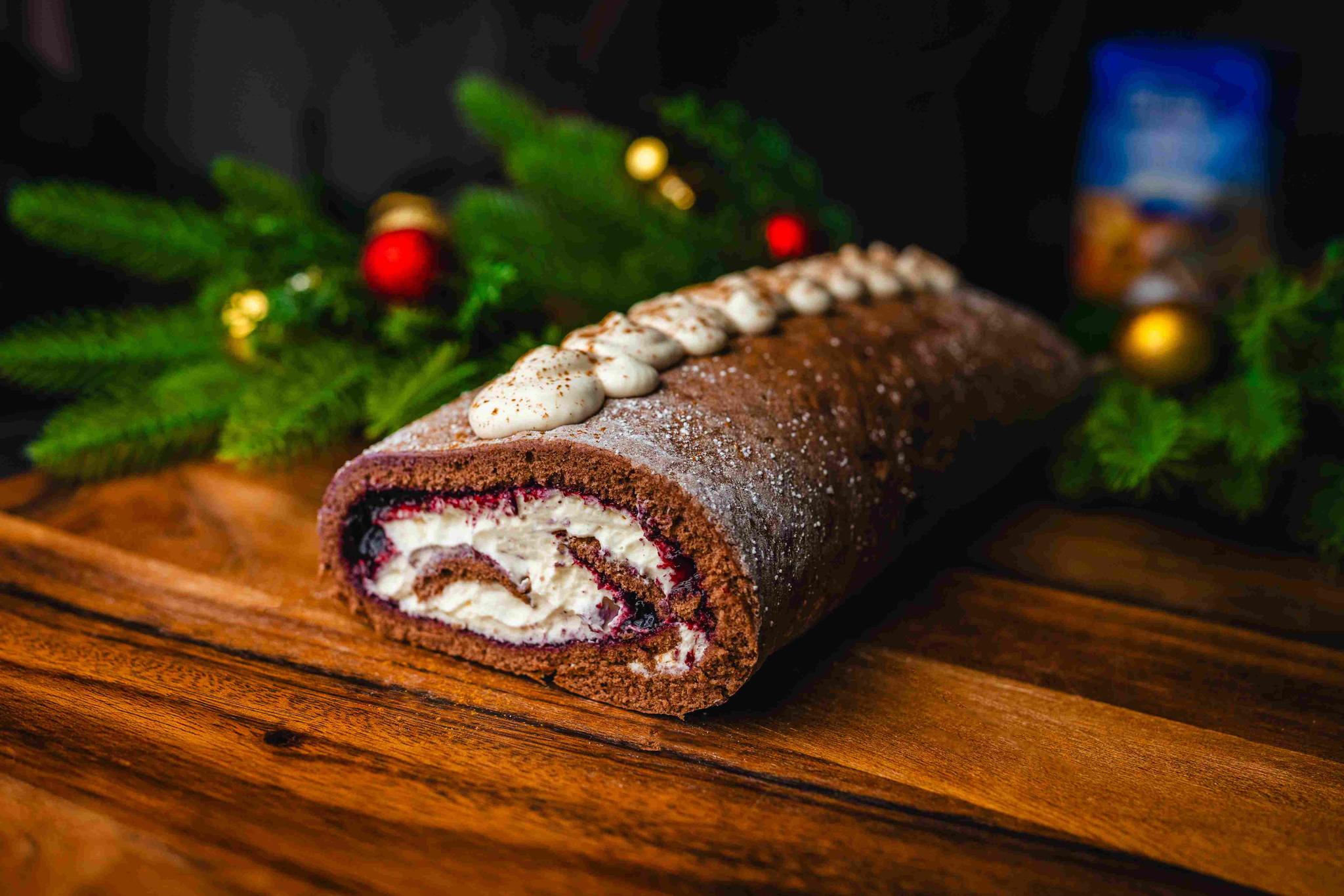 Rolada piernikowa z kremem i konfiturą jagodową