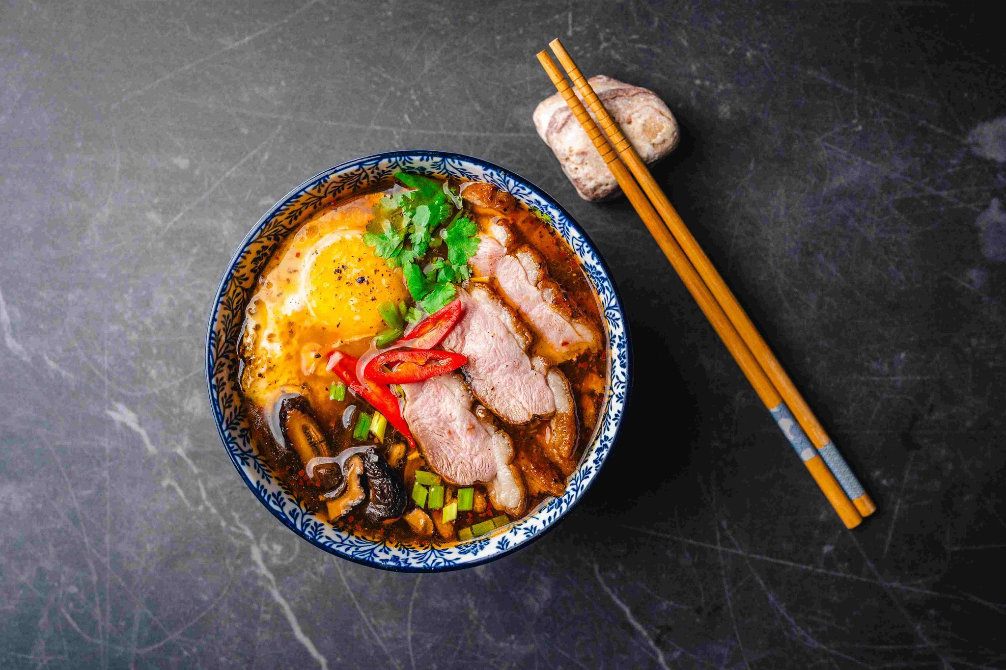 Zupa azjatycka ze smażoną piersią kaczki