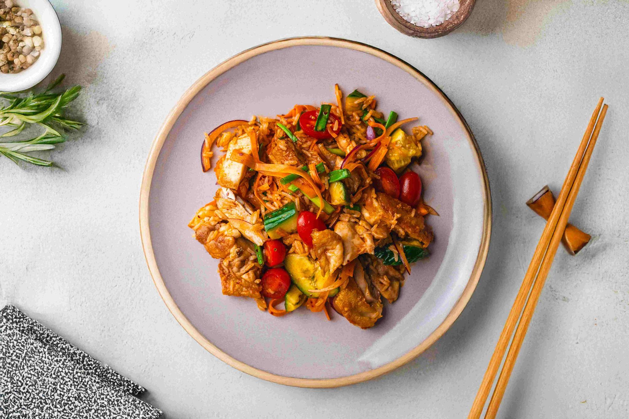 Azjatycka sałatka z chrupiącym kurczakiem i ryżem