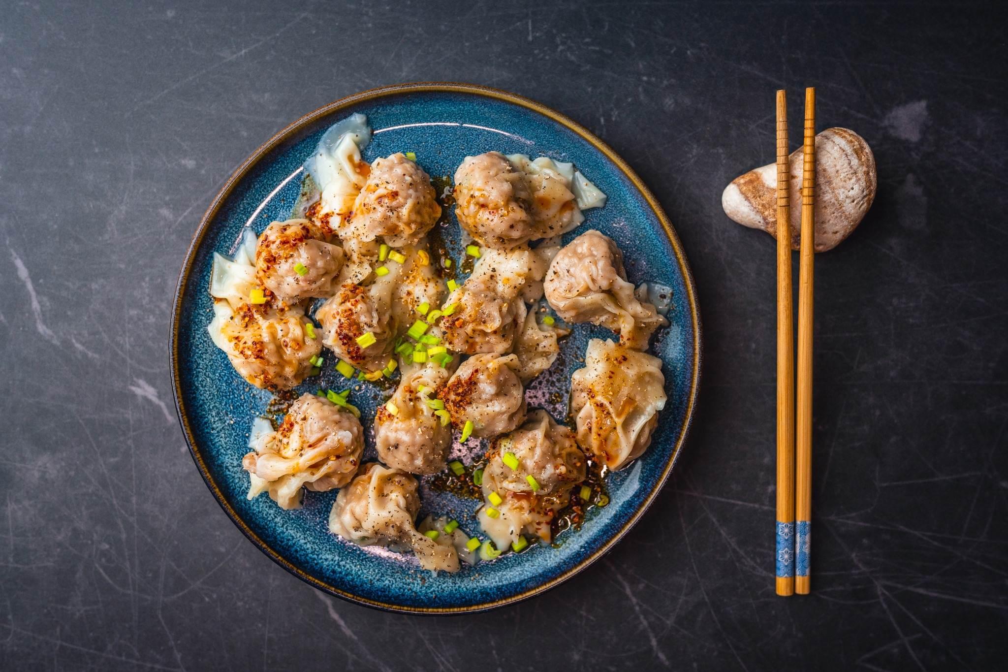 Wontony z wieprzowiną i ostrym olejem