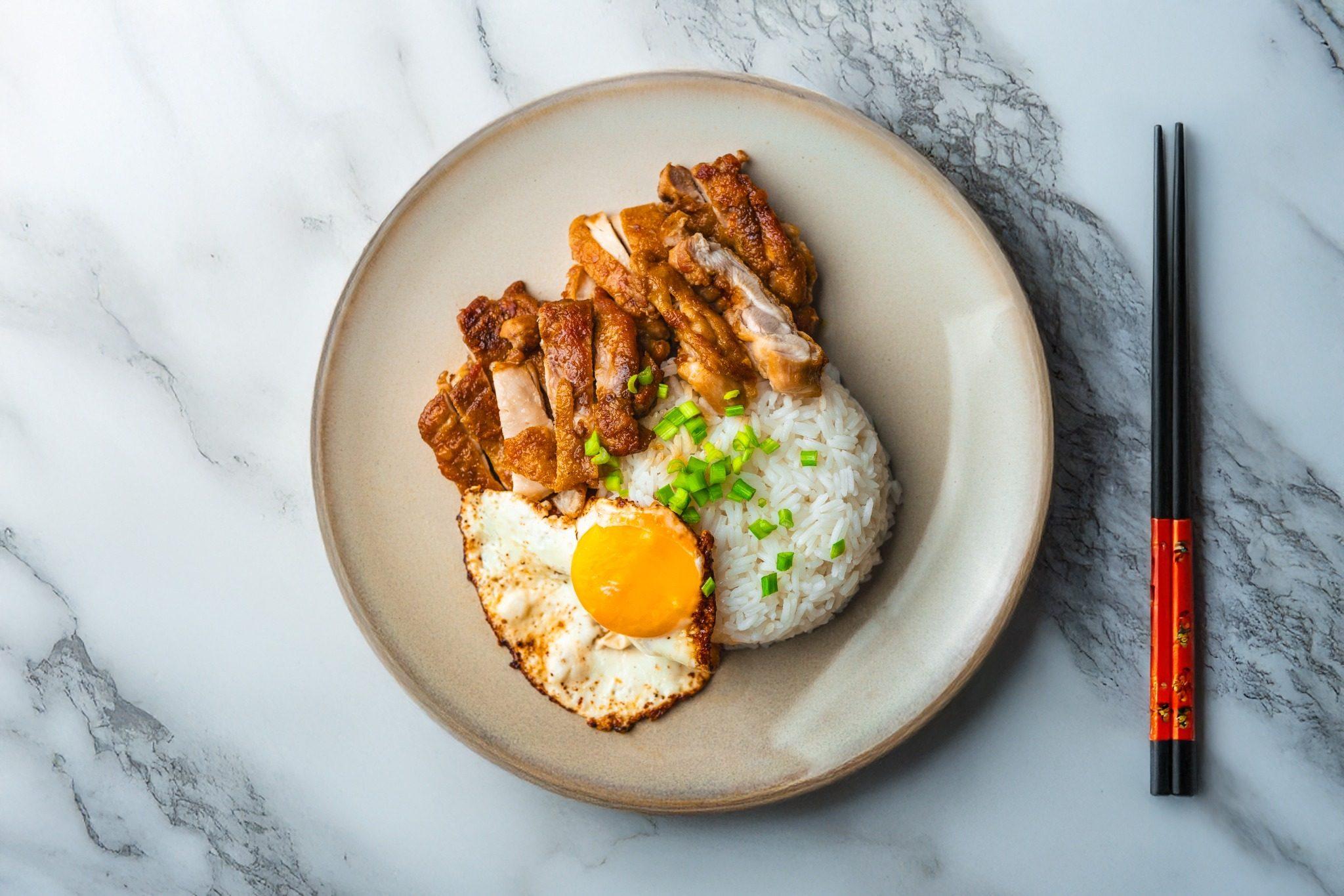 Kurczak w sosie sojowym z ryżem i smażonym jajkiem