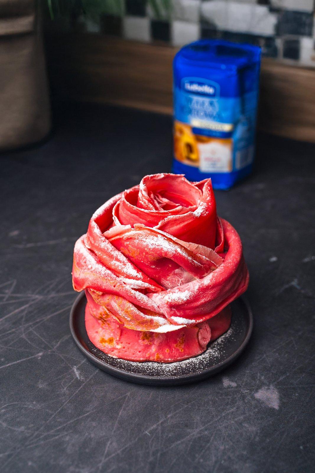 Walentynkowa róża z naleśników z serkiem waniliowym