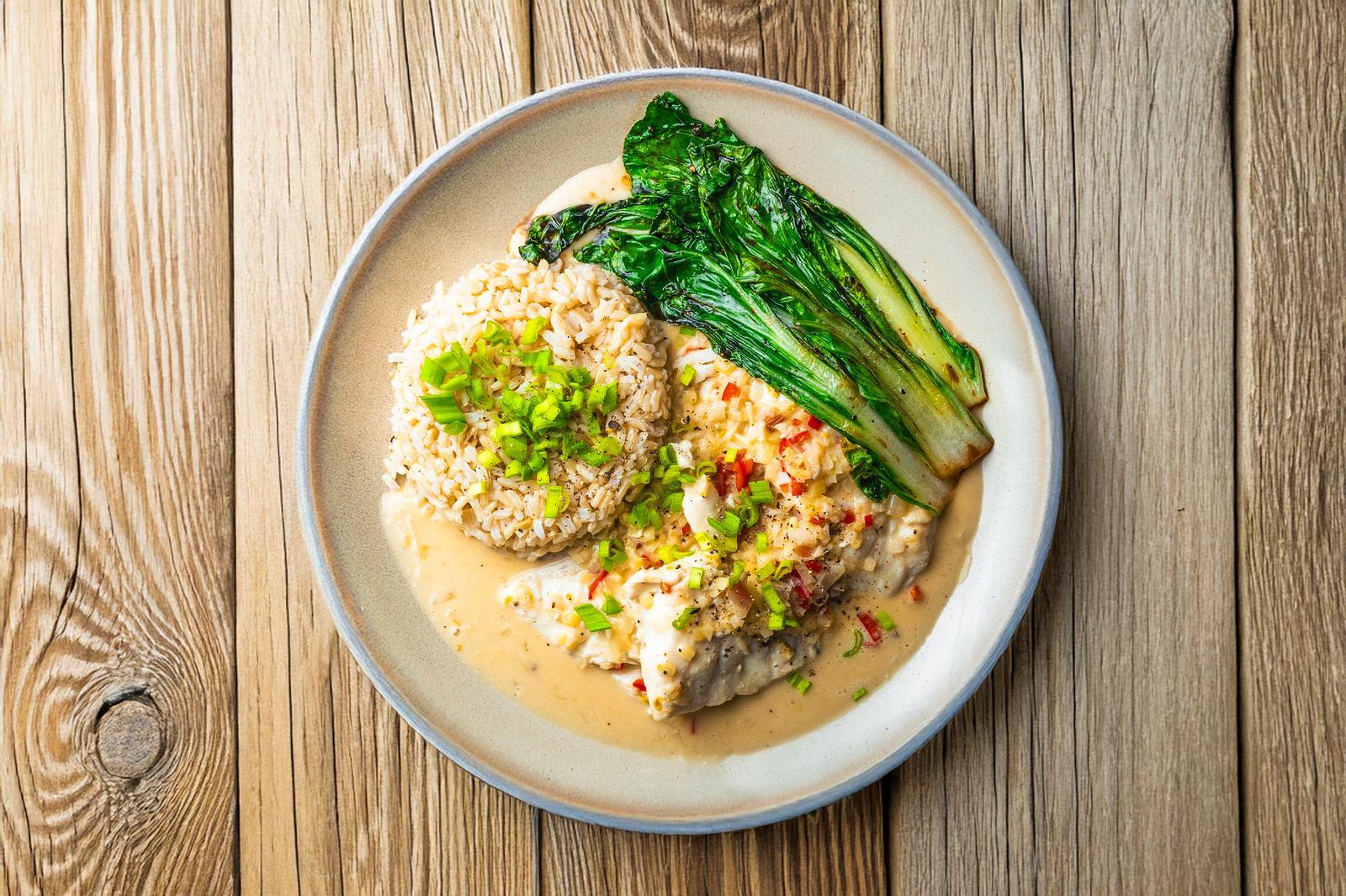 Dorsz w sosie kokosowym z ryżem i smażonym pak choi