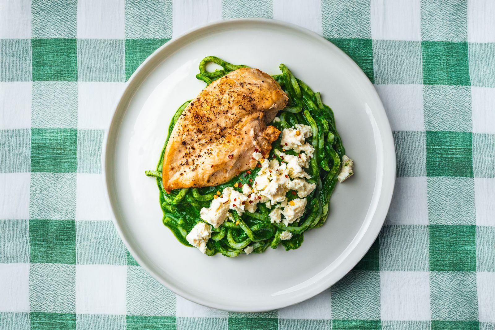 Udon w zielonym sosie szpinakowym z kurczakiem i fetą