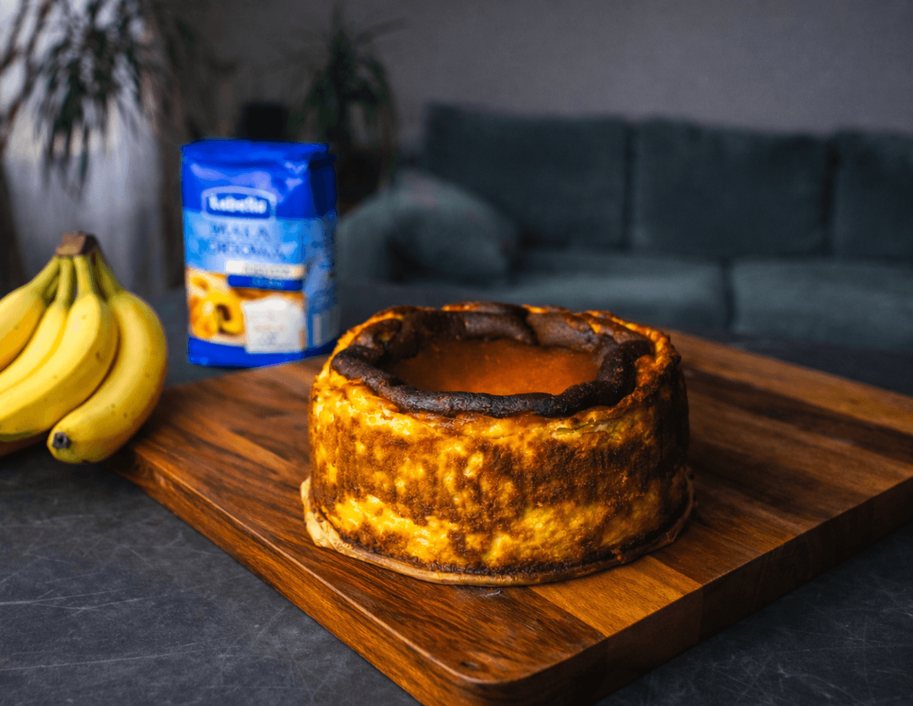 Sernik baskijski z karmelizowanymi bananami