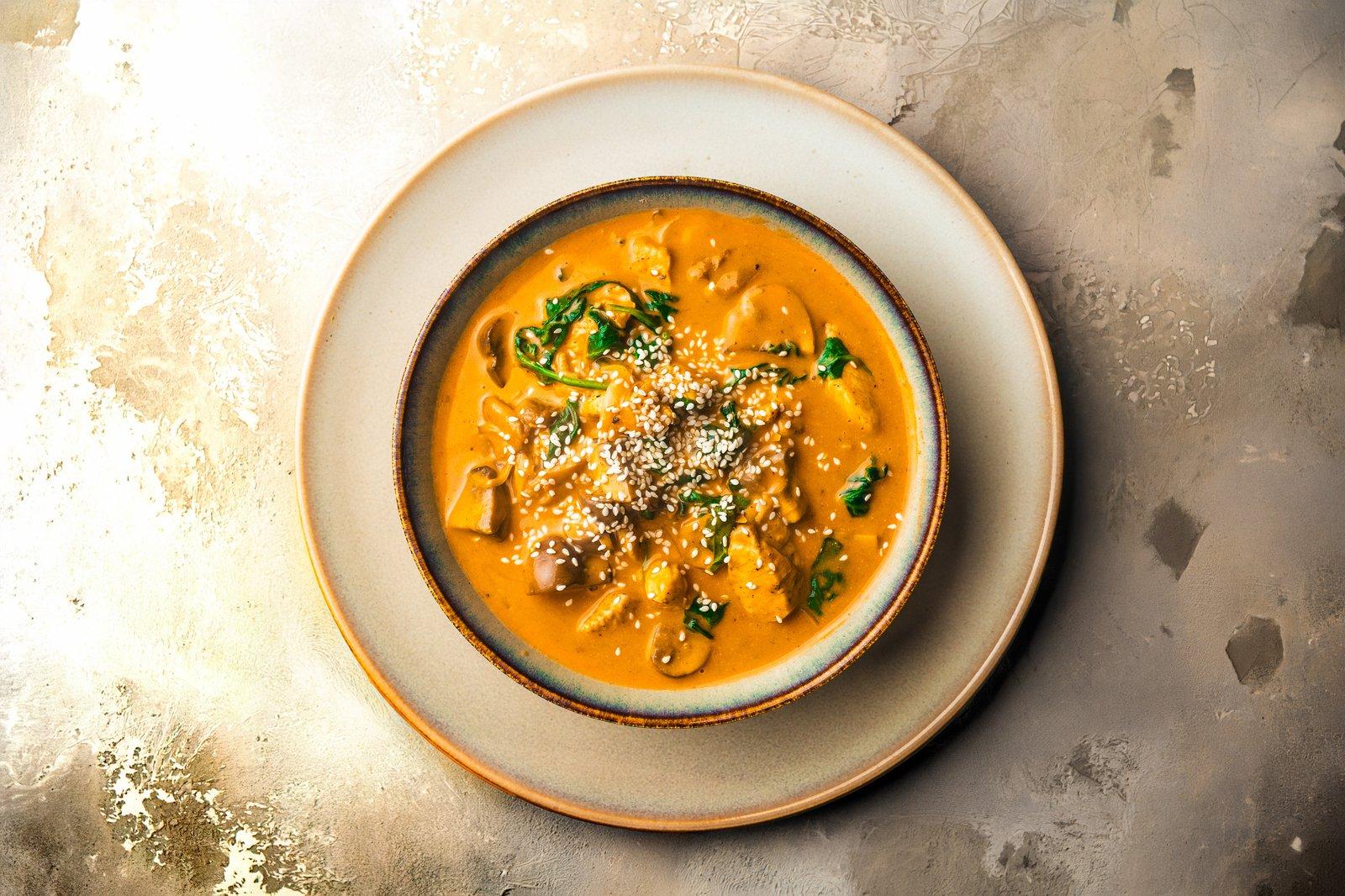 Kurczak w kremowym sosie gochujang z grzybami i szpinakiem