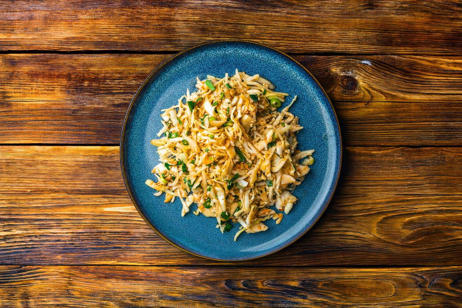 Chrupiąca sałatka z kapusty z sezamem i migdałami