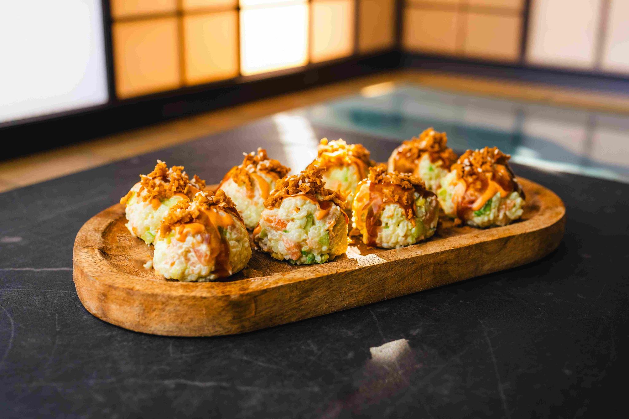 Kulki sushi california z łososiem i awokado