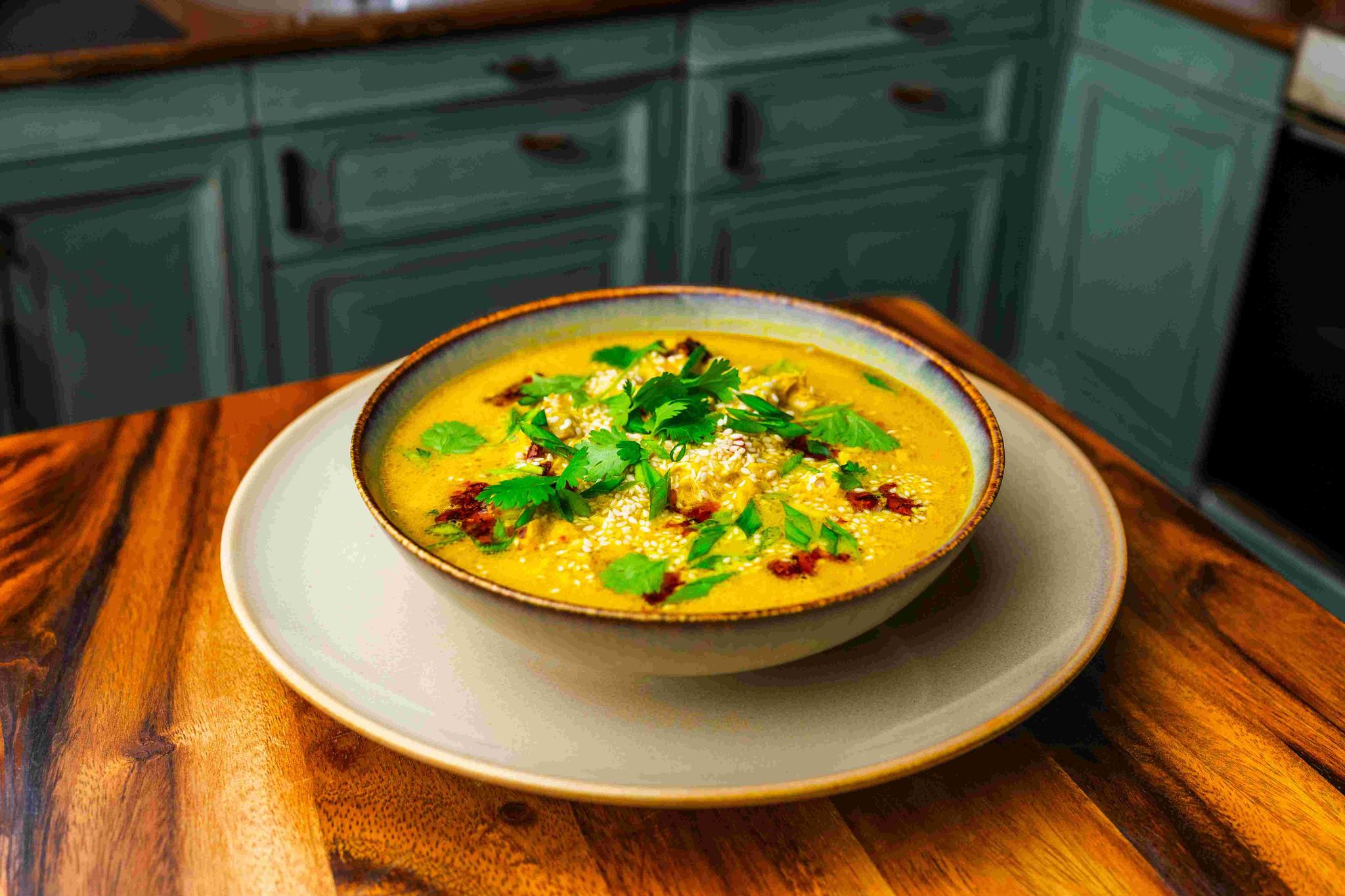 Tajska zupa limonkowo-kokosowa z szarpanym kurczakiem