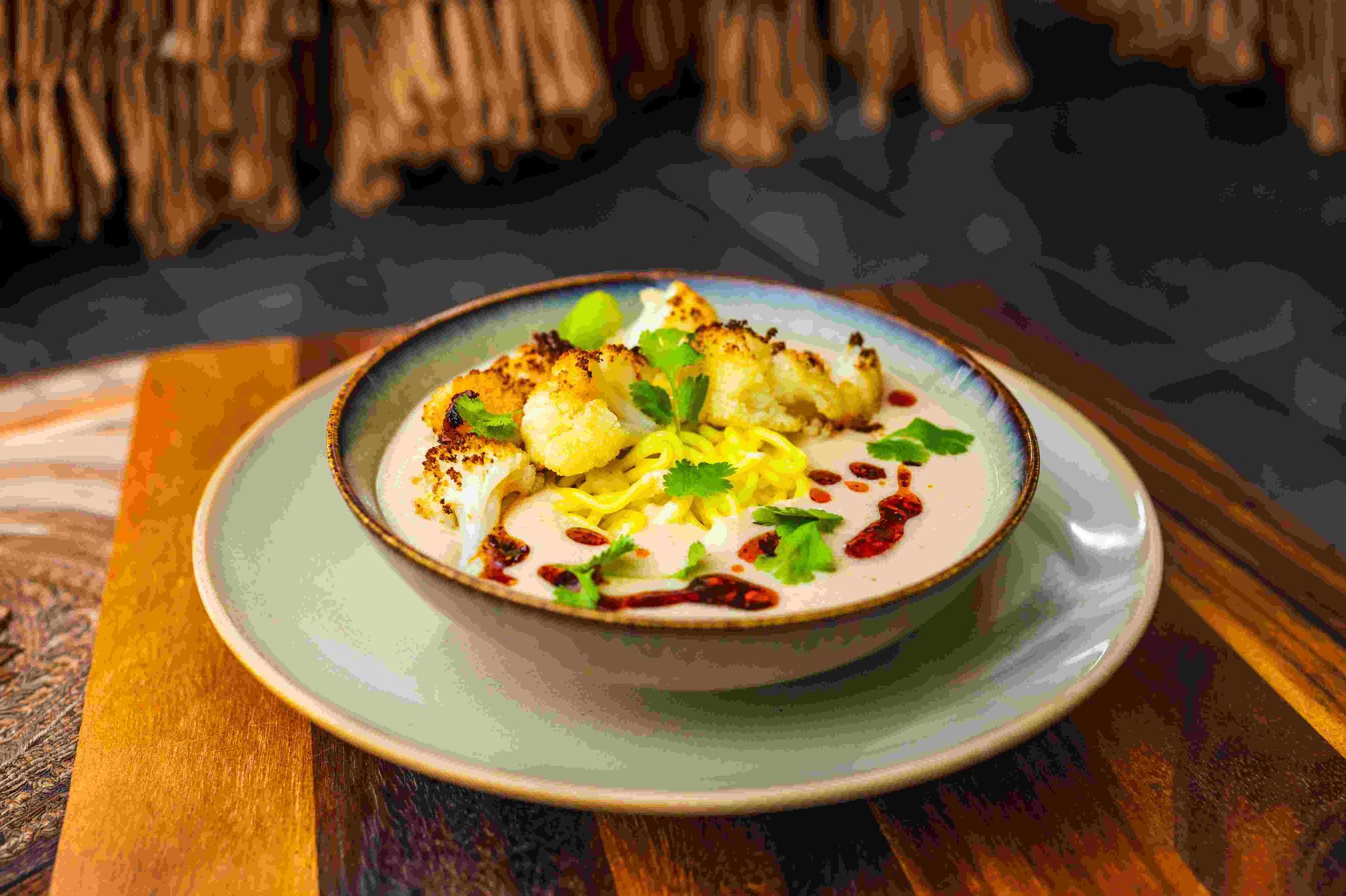 Wegański ramen z pieczonego kalafiora