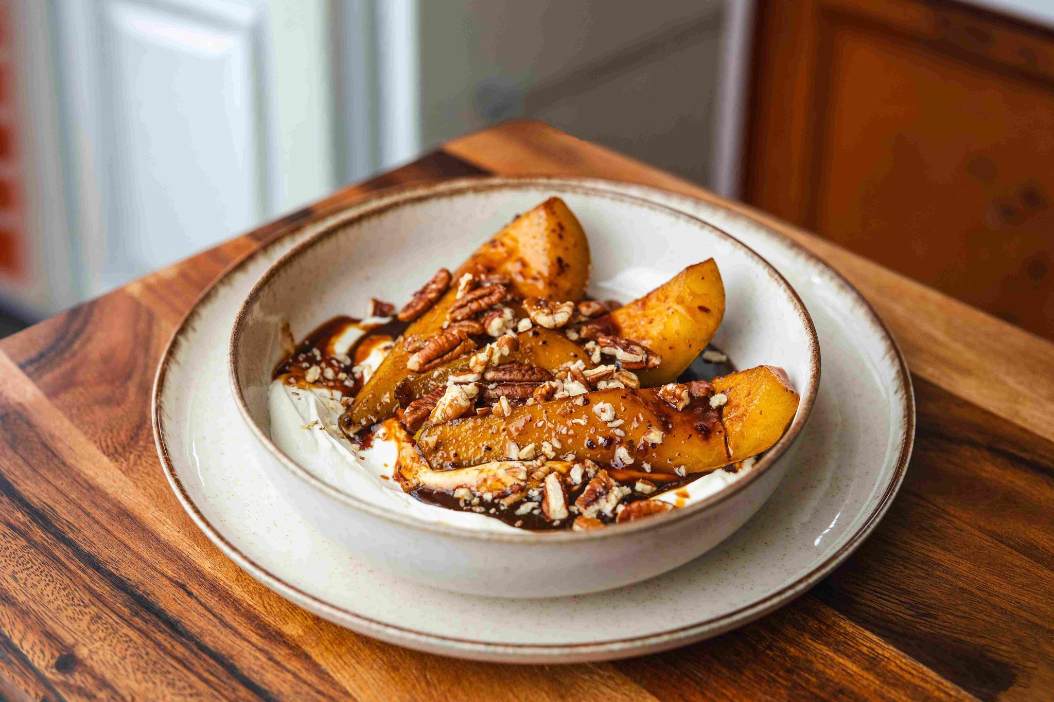 Gruszki w karmelu miso z kremowym mascarpone i pekanami