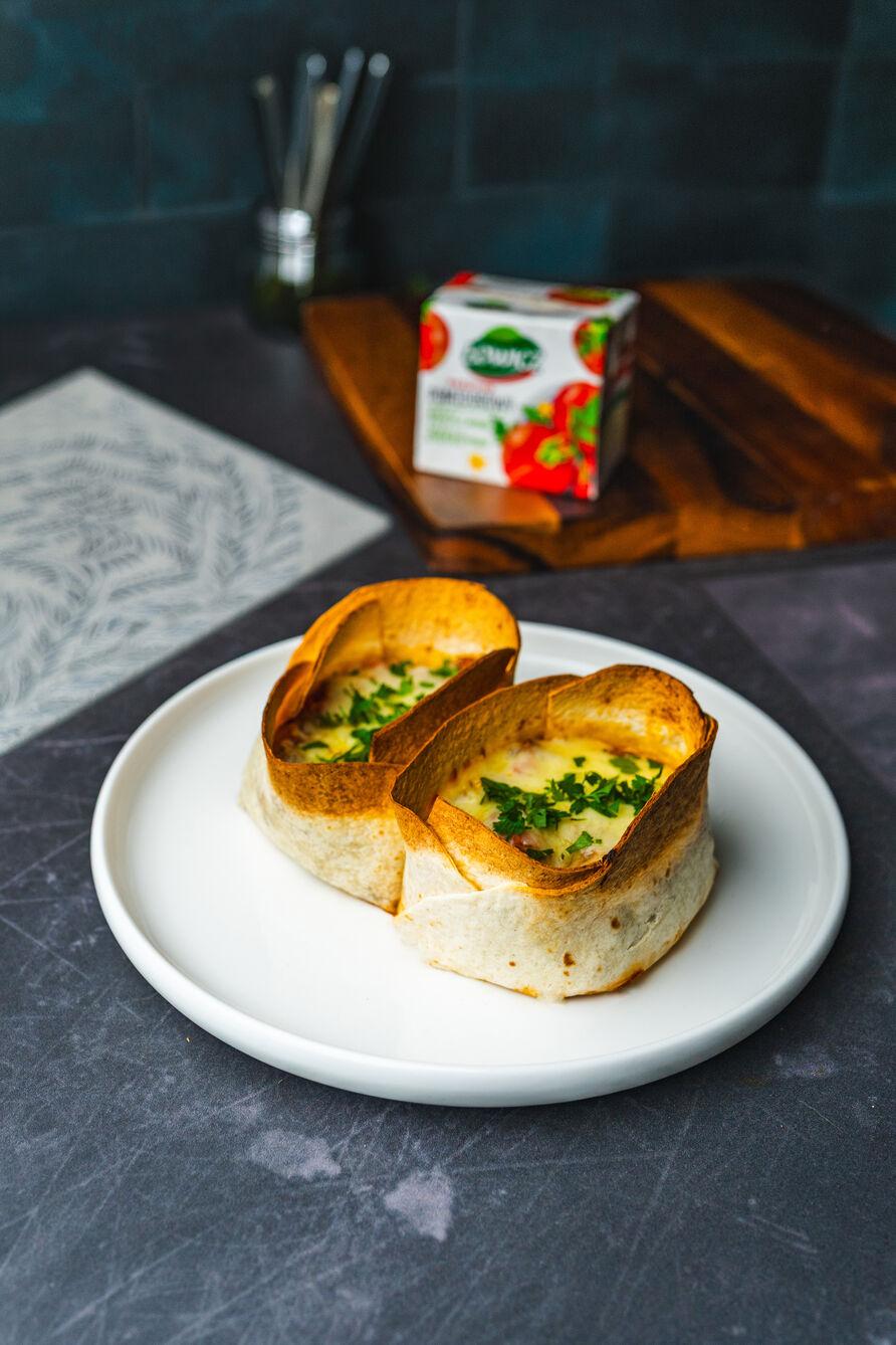 Zapiekane koszyczki z tortilli z wołowiną i mozzarellą