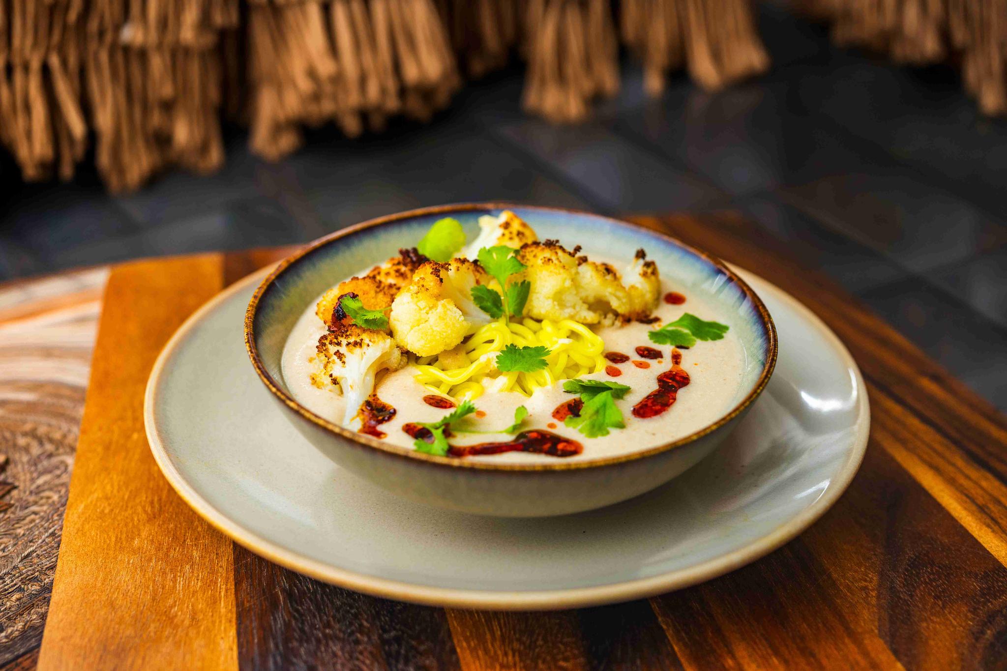 Wegański ramen z pieczonego kalafiora