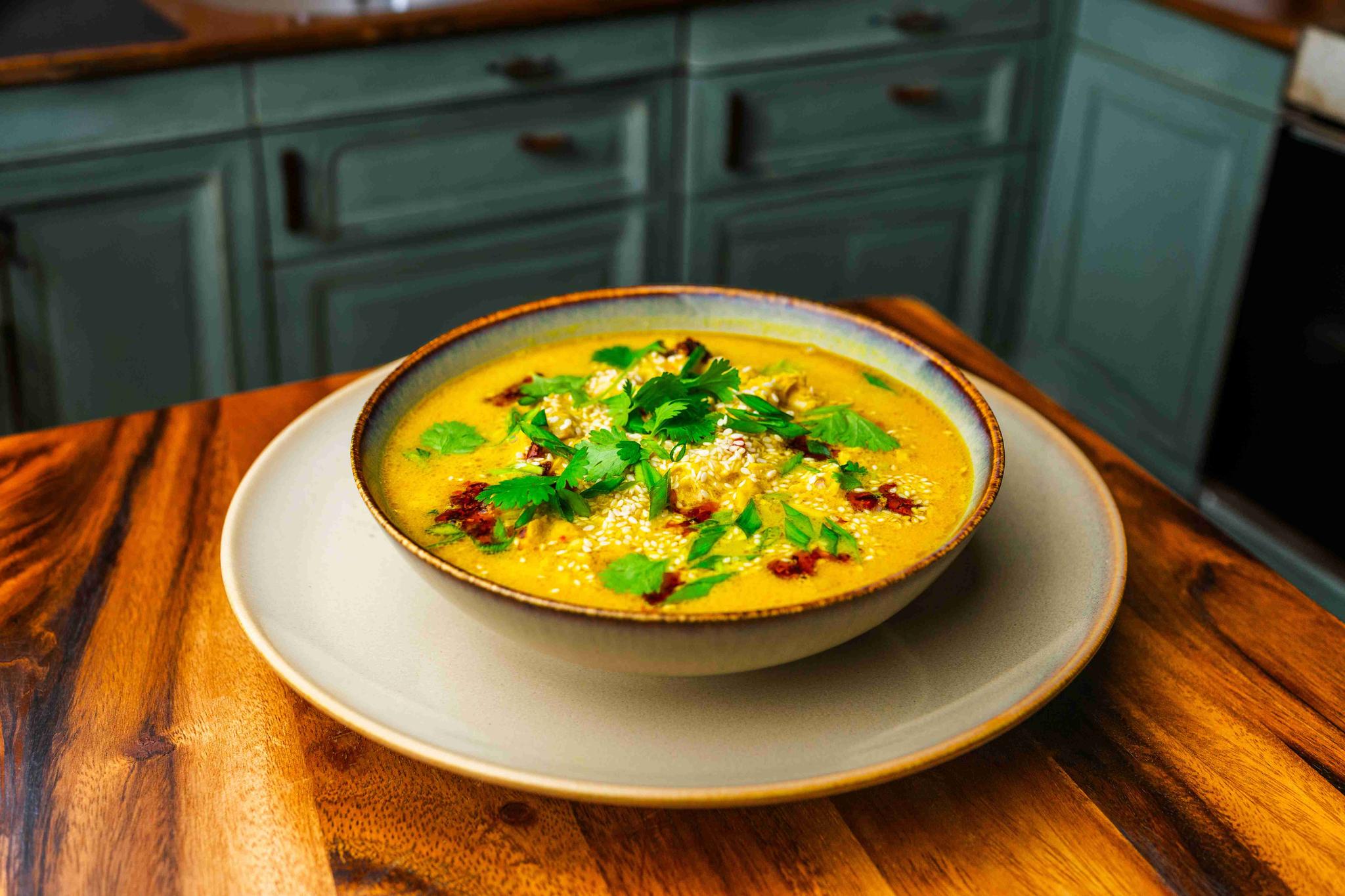 Tajska zupa limonkowo-kokosowa z szarpanym kurczakiem