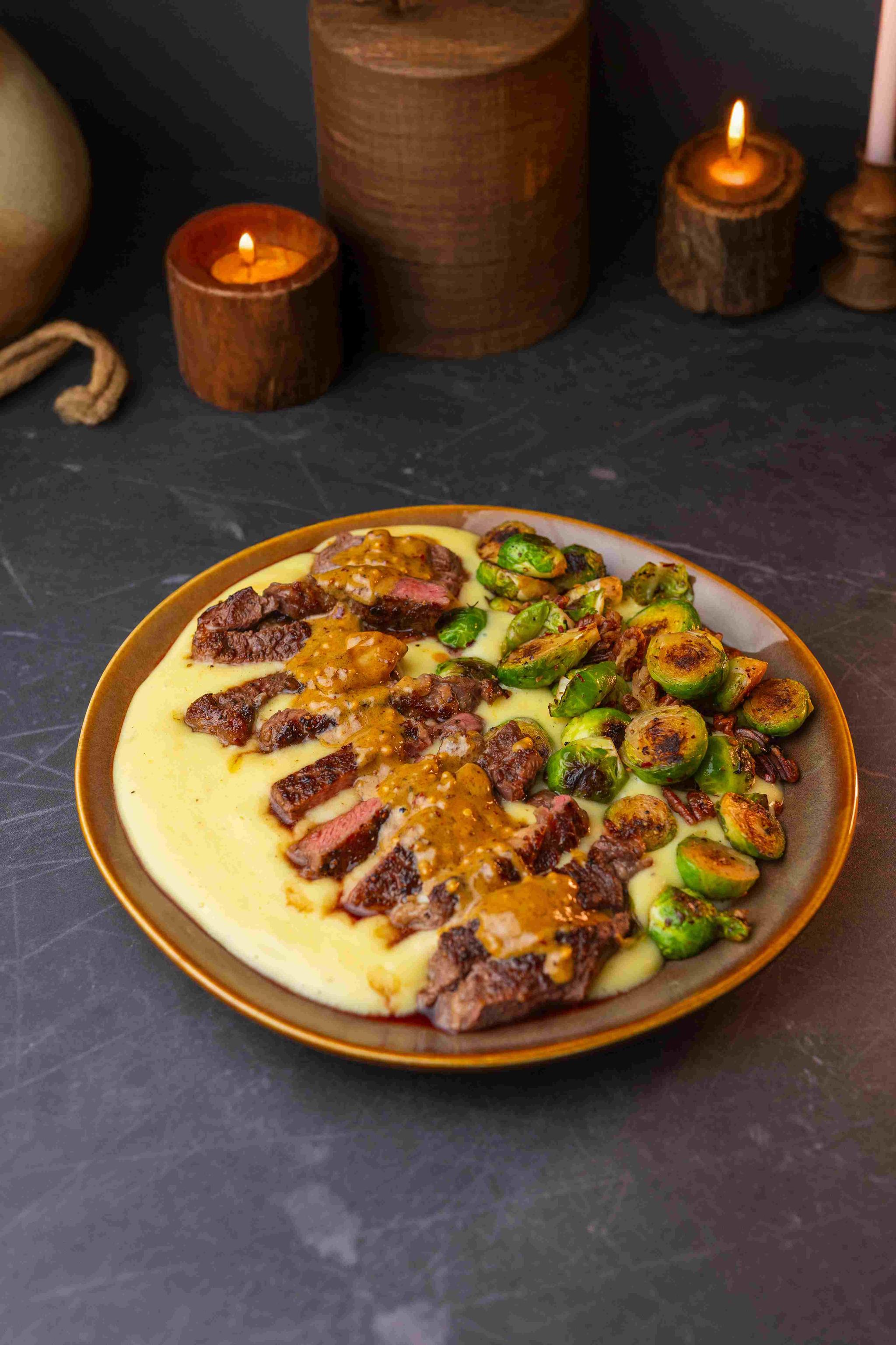 Stek z antrykotu z paloną brukselką