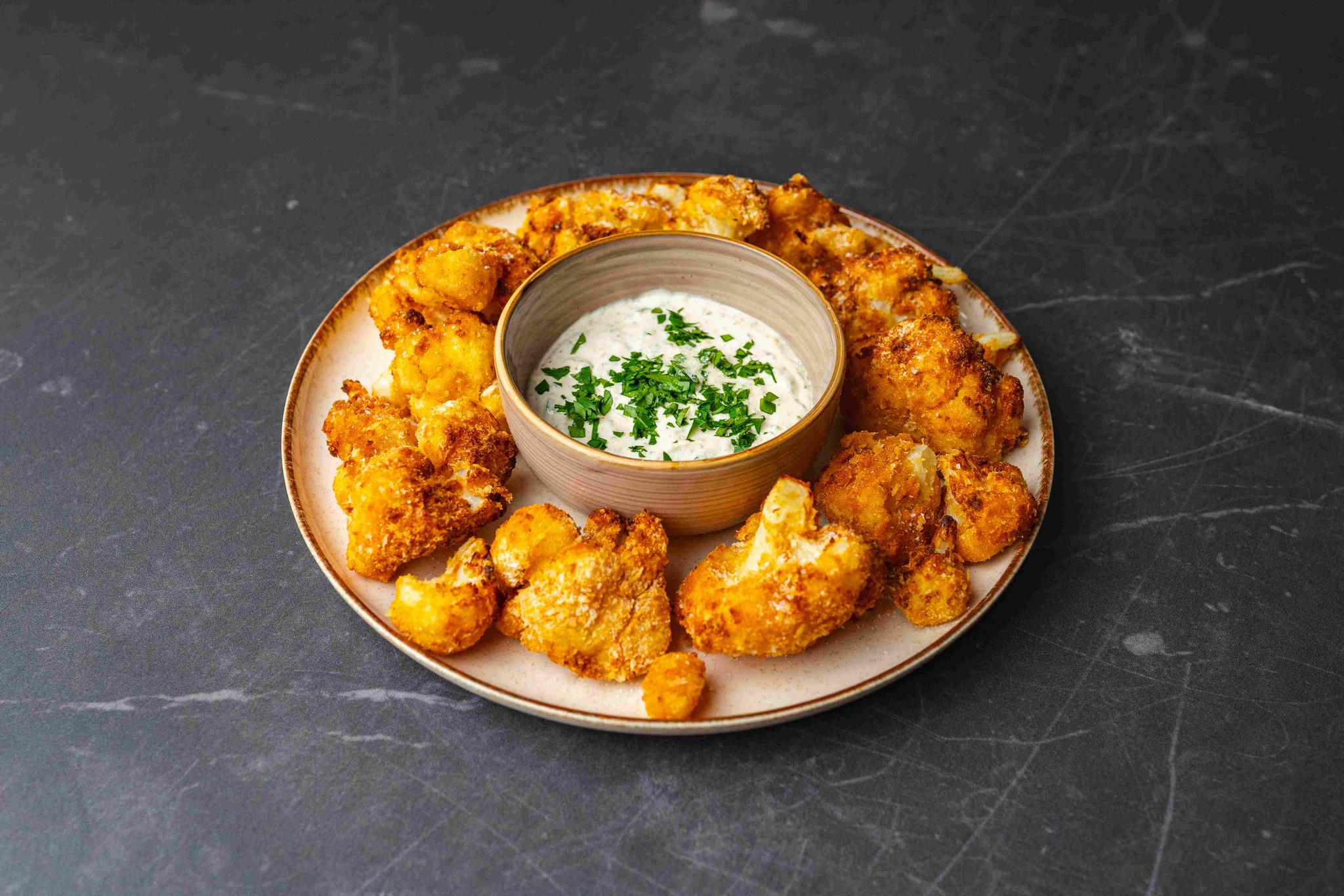 Chrupiący kalafior z airfryera z sosem jogurtowym