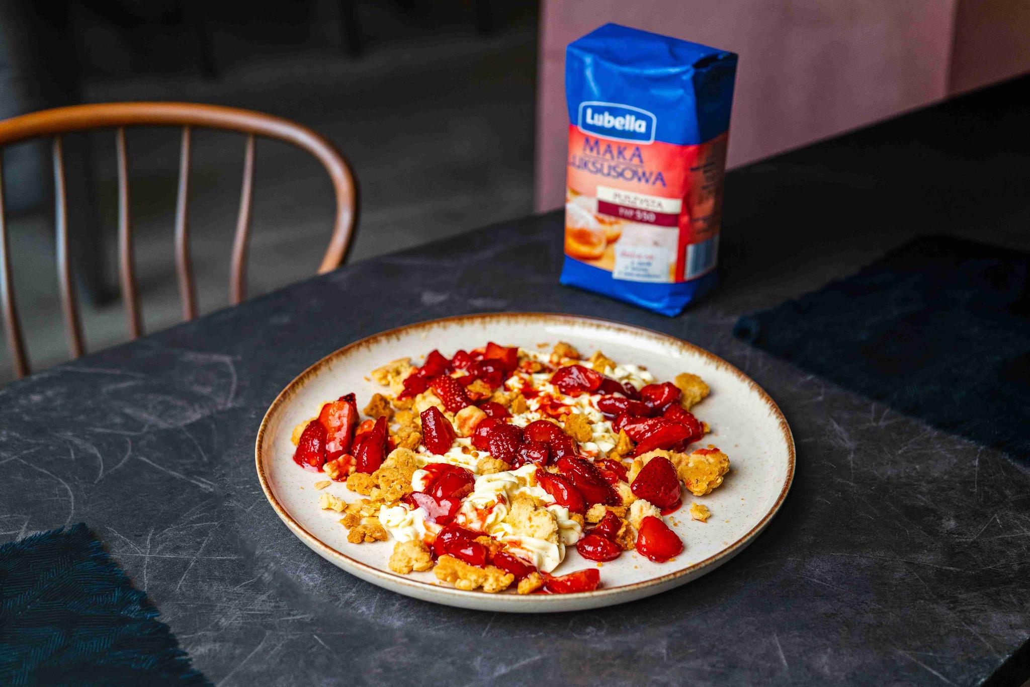 Waniliowe mascarpone z truskawkami i kruszonką migdałową