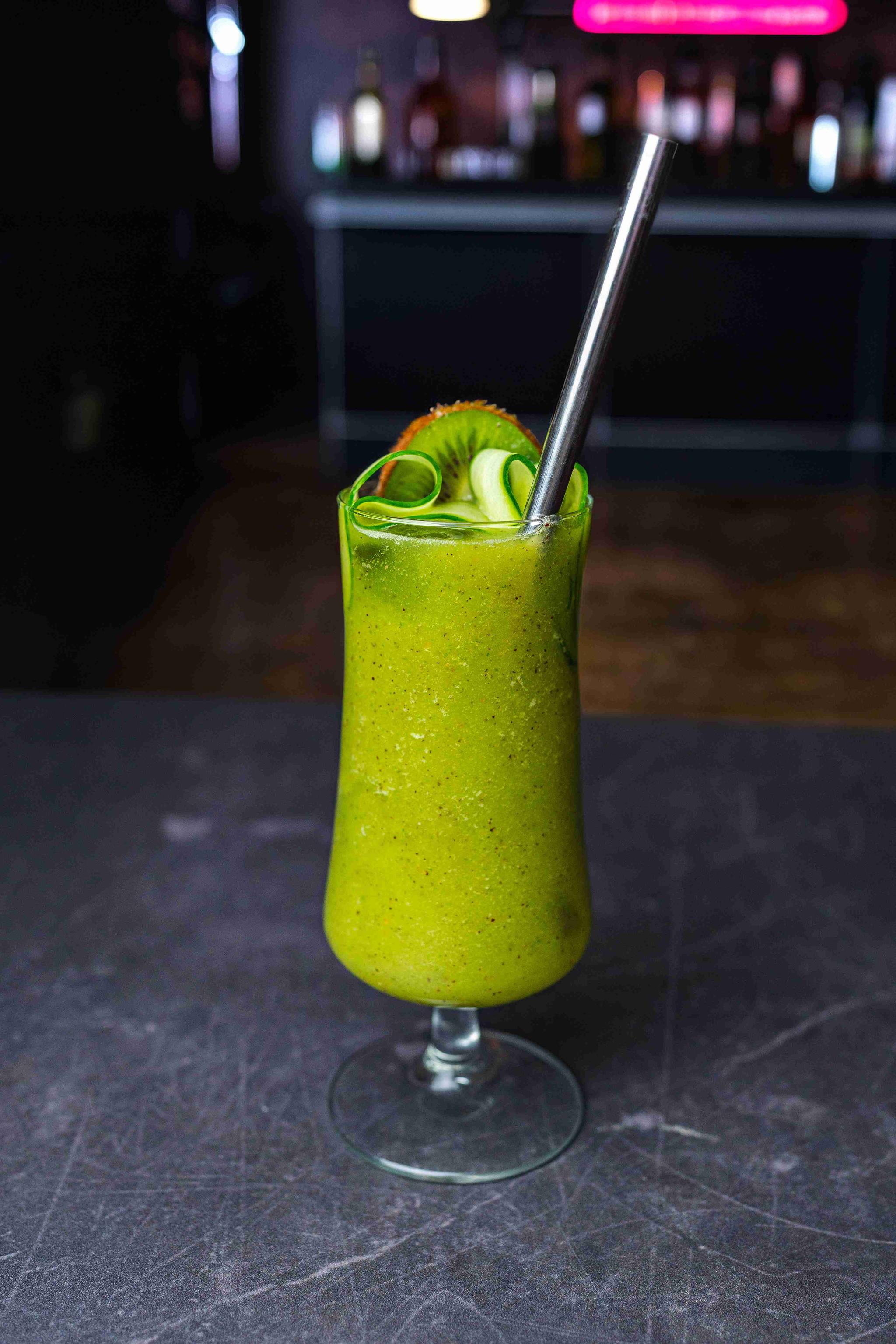 Koktaj nawadniający z kiwi i ogórka