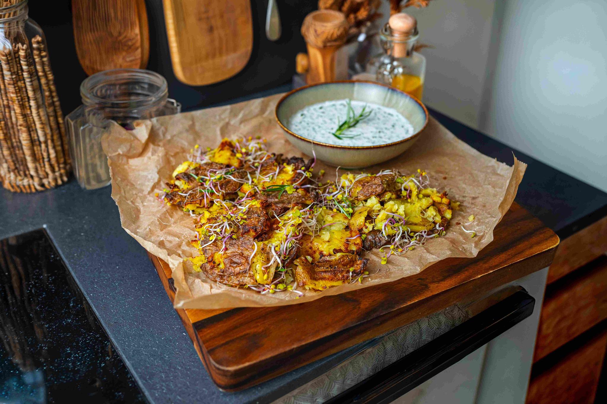 Gniecione ziemniaki z dipem z gorgonzoli