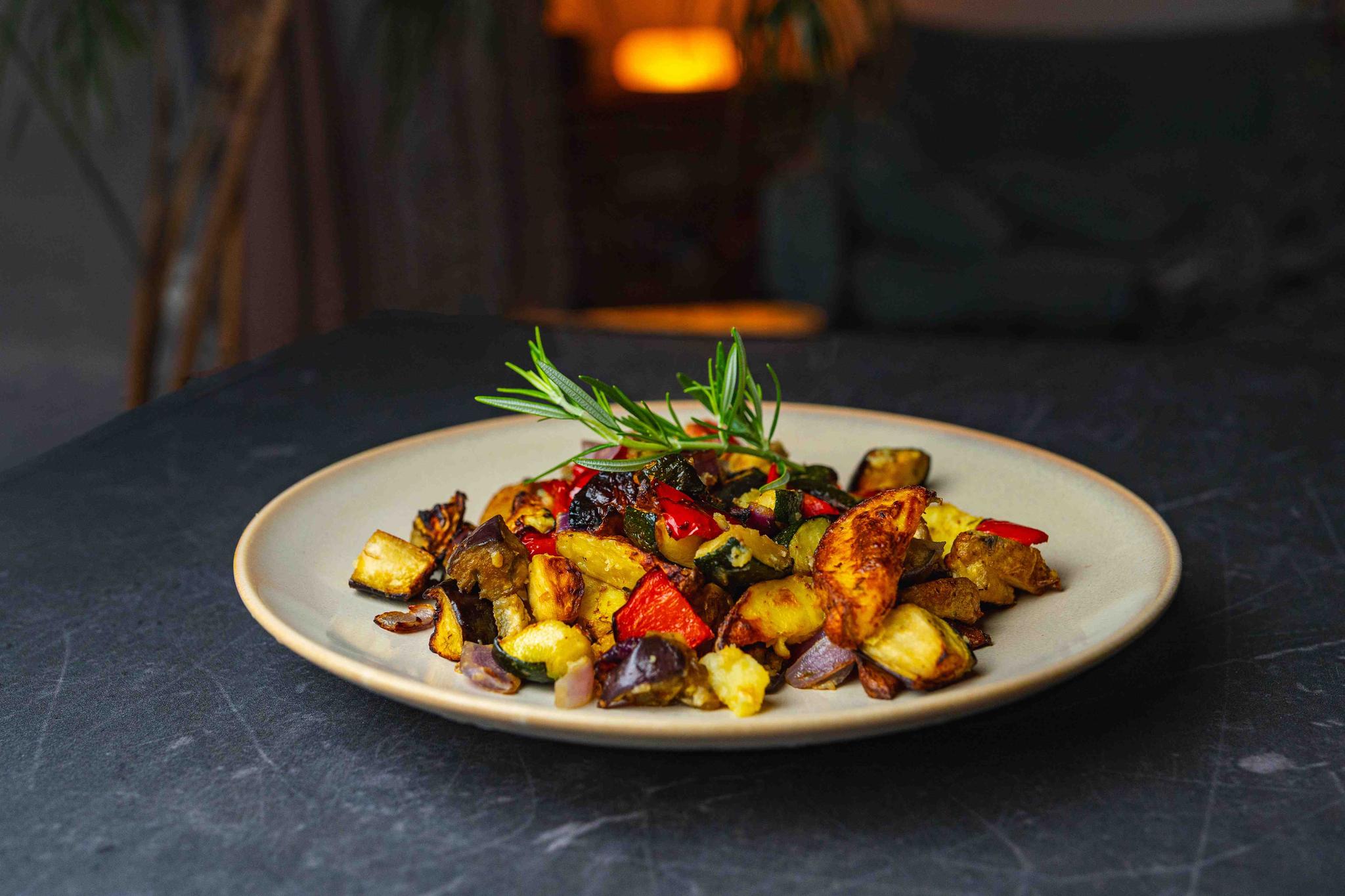 Warzywa z airfryera z czosnkiem i oliwą ziołową