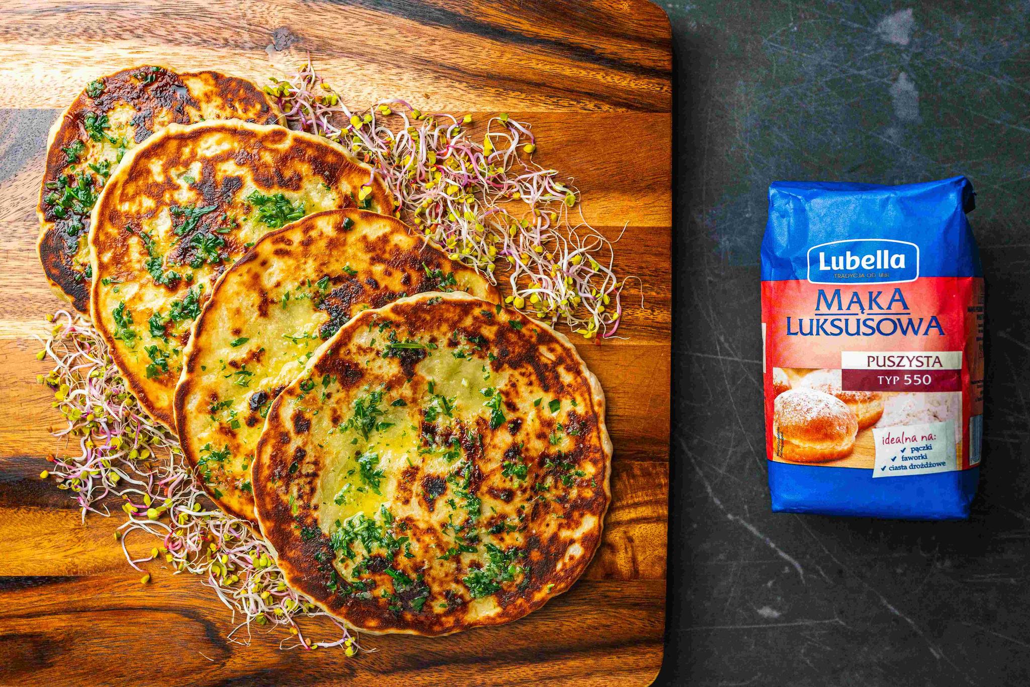 Placek flatbread z ricottą i świeżymi ziołami