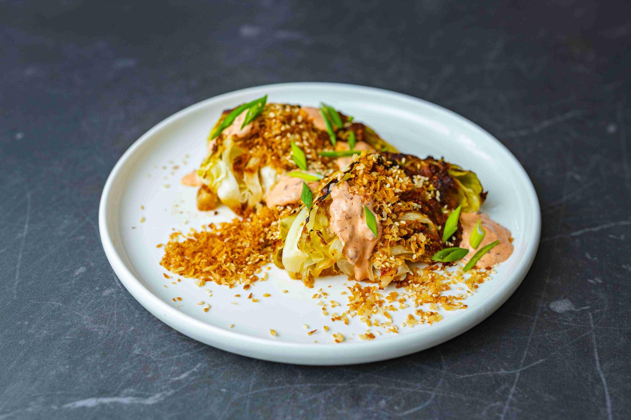 Młoda kapusta pieczona z masłem miso i chrupiącą bułką tartą