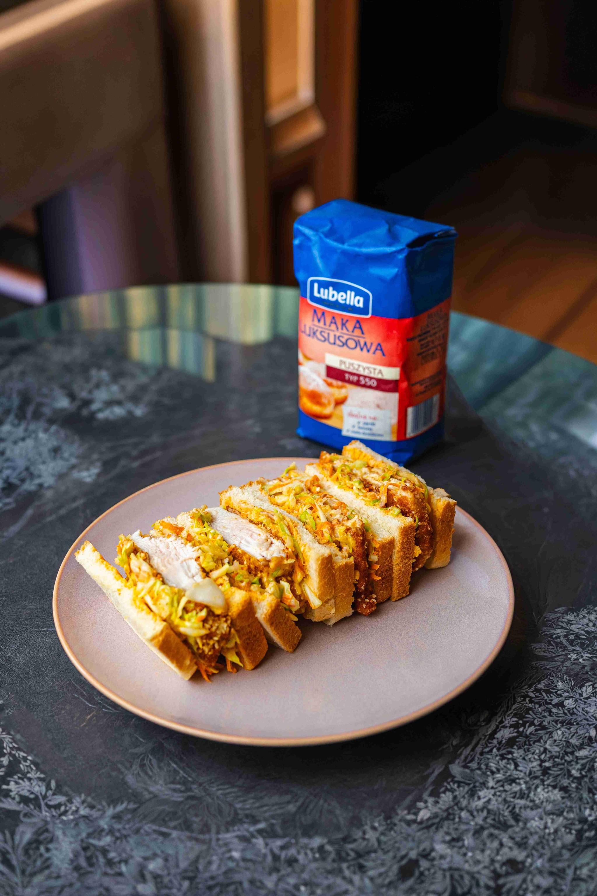 Sandwich Katsu z coleslawem z młodej kapusty i mayo-gochujang