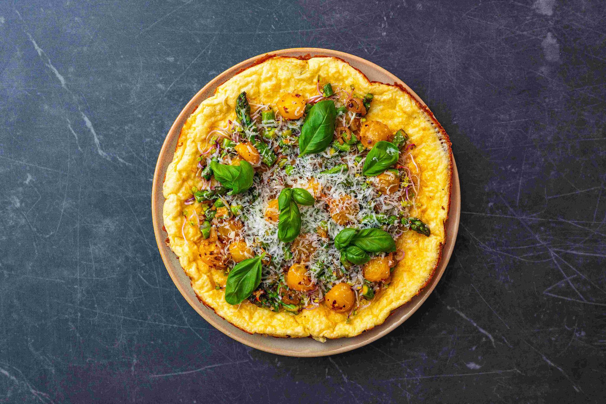 Puszysty omlet ze szparagami, mozzarellą i parmezanem