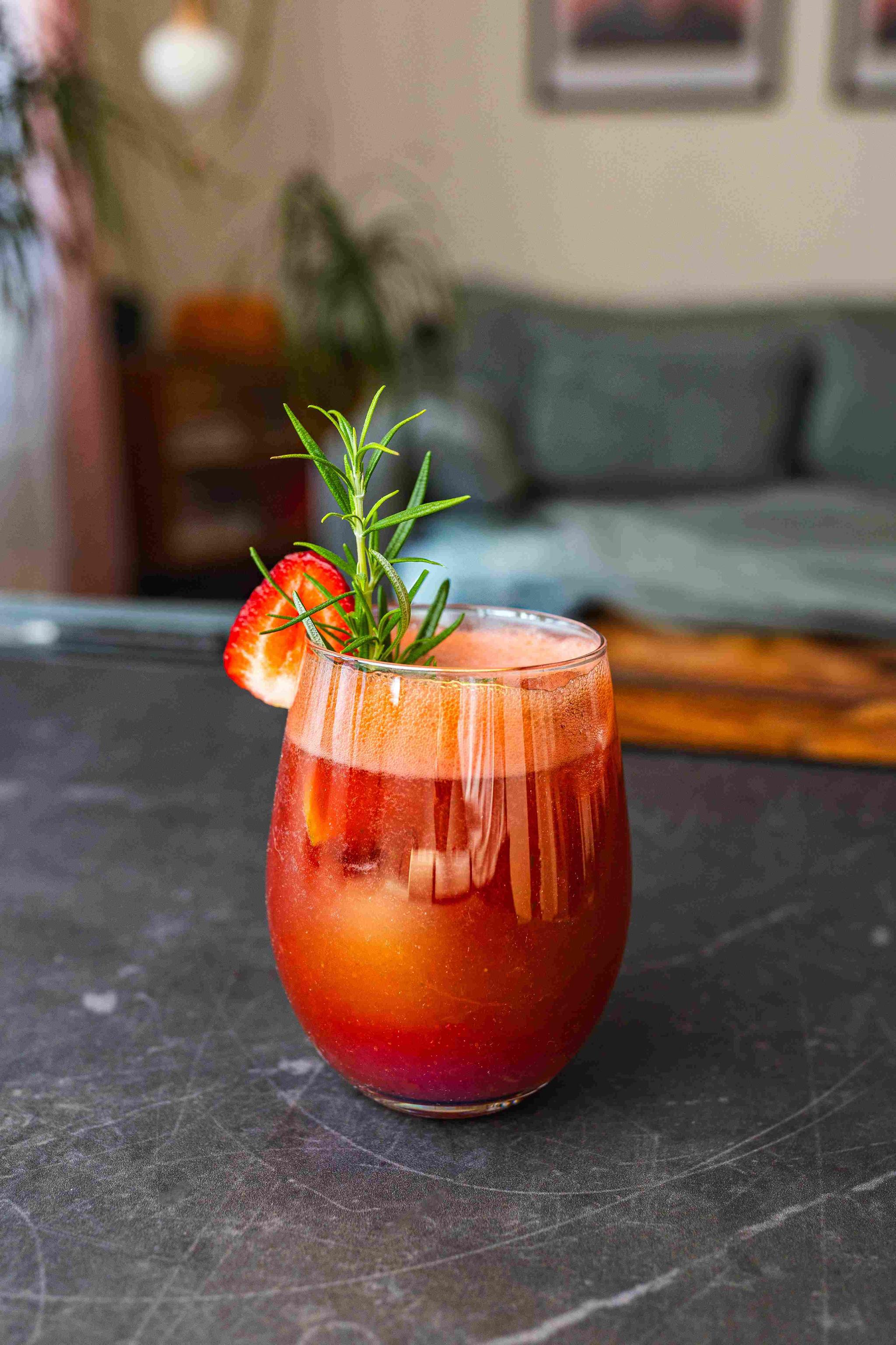 Lemoniada truskawkowa z rozmarynem