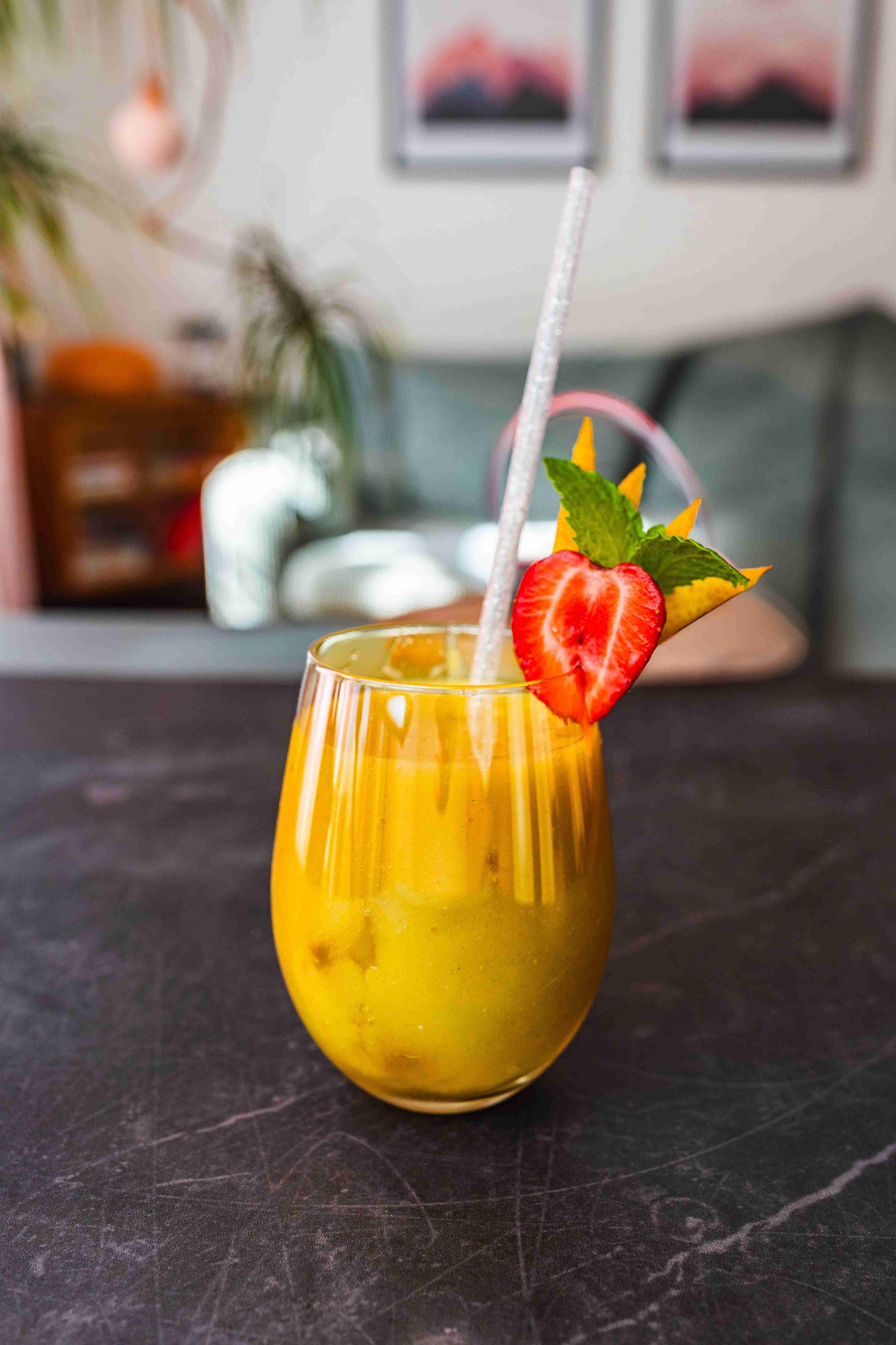 Smoothie mango-pomarańcza z miętą