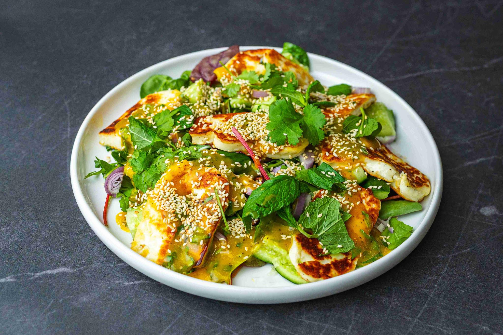 Sałatka z grillowanym halloumi i salsą mango