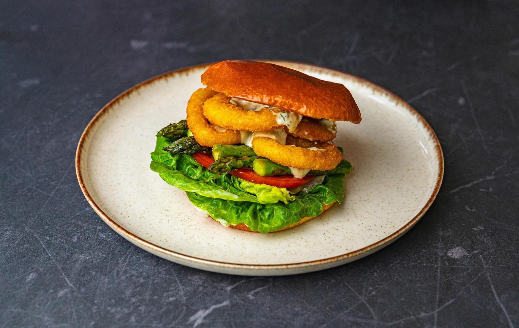 Burger z krążkami z kalmara i szparagami